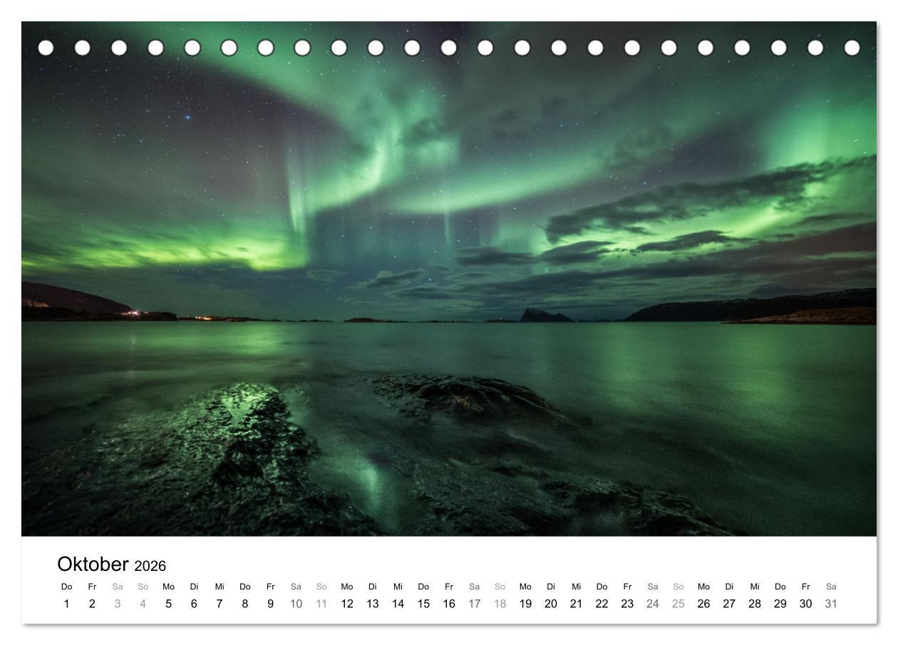 Beispielinhalt (Bild) Nordlichter - Farbenspiel am arktischen Nachthimmel (Tischkalender 2026 DIN A5 quer), CALVENDO Monatskalender