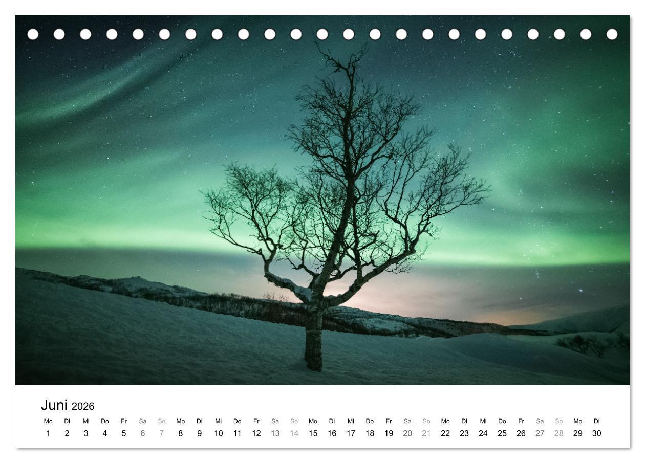 Beispielinhalt (Bild) Nordlichter - Farbenspiel am arktischen Nachthimmel (Tischkalender 2026 DIN A5 quer), CALVENDO Monatskalender