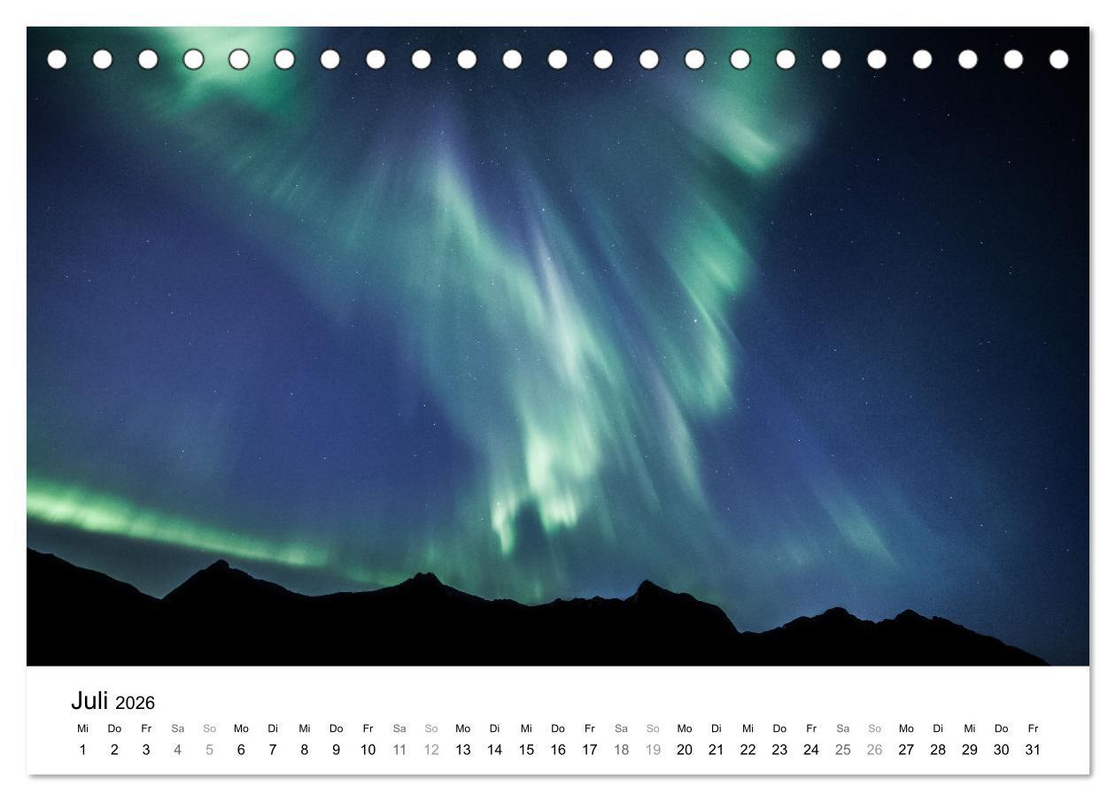 Beispielinhalt (Bild) Nordlichter - Farbenspiel am arktischen Nachthimmel (Tischkalender 2026 DIN A5 quer), CALVENDO Monatskalender