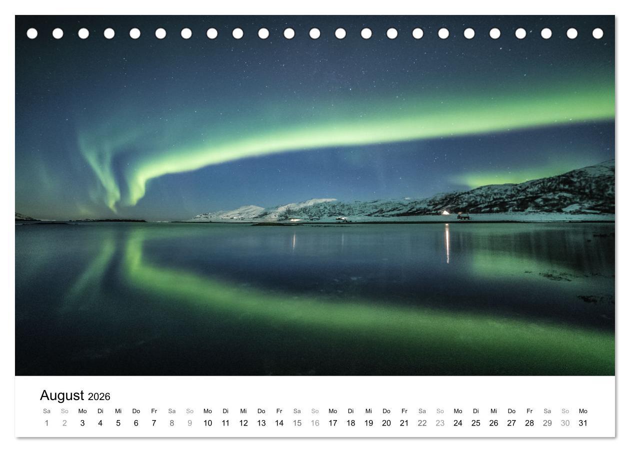 Beispielinhalt (Bild) Nordlichter - Farbenspiel am arktischen Nachthimmel (Tischkalender 2026 DIN A5 quer), CALVENDO Monatskalender