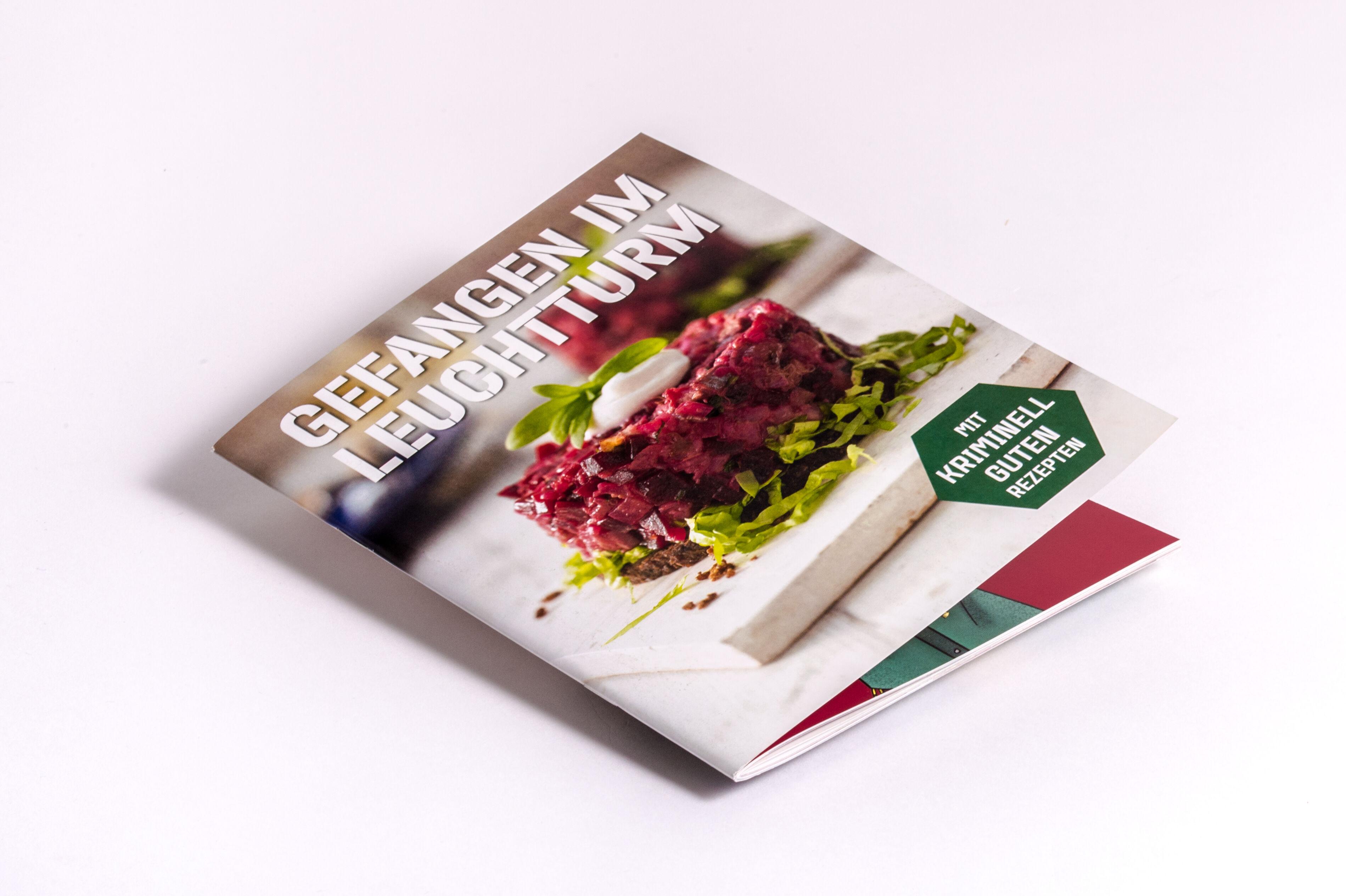 Beispielinhalt (Bild) Codewort: Mord. Gefangen im Leuchtturm. Krimidinner-Rollenspiel und Kochbuch. Für 6 Spieler ab 12 Jahren.