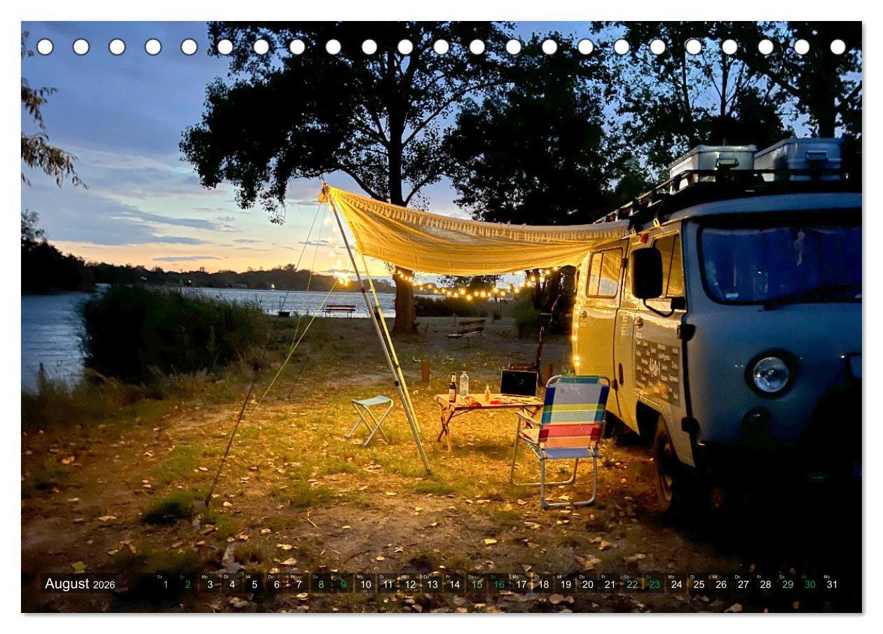 Beispielinhalt (Bild) UAZ 452 Buchanka Love (Tischkalender 2026 DIN A5 quer), CALVENDO Monatskalender