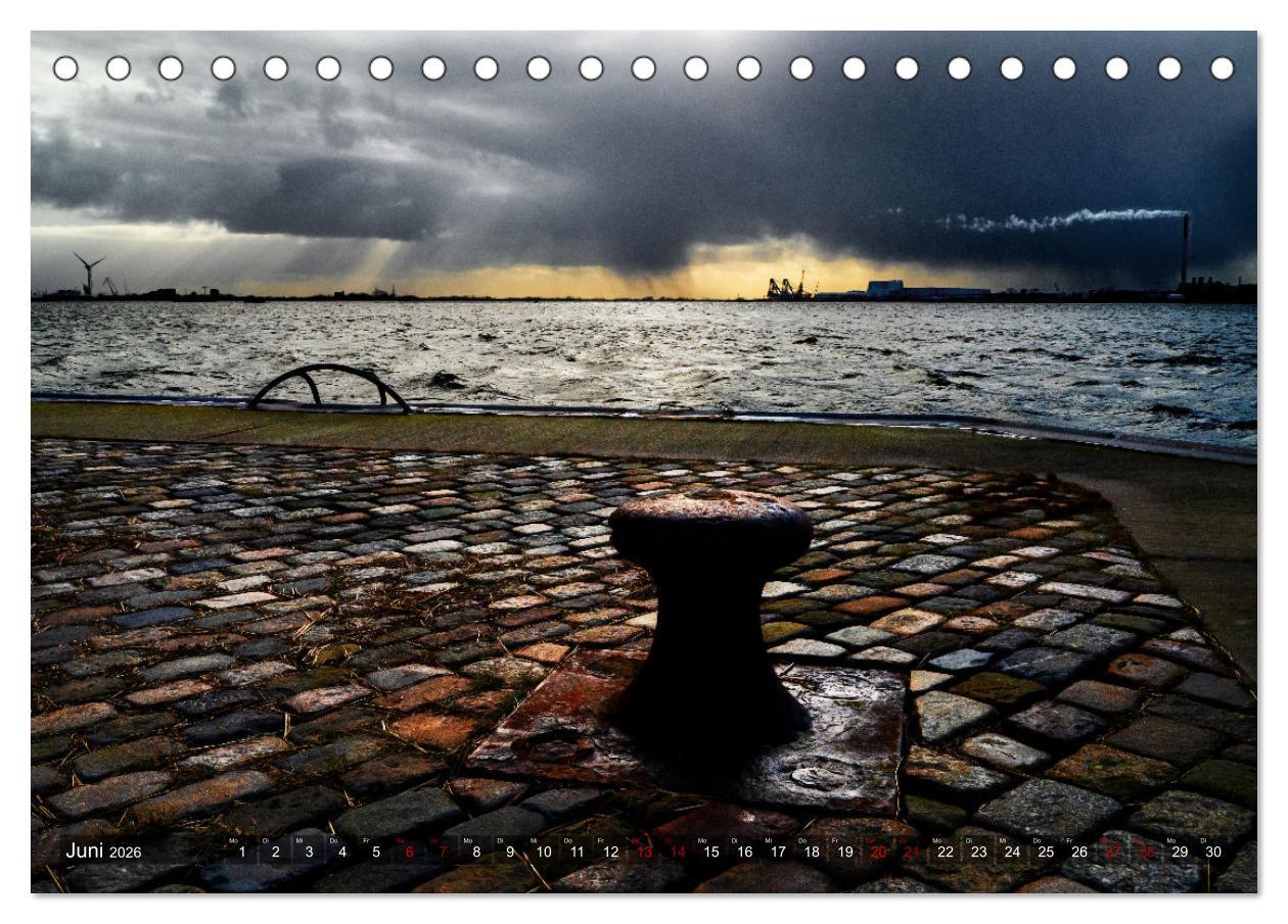Beispielinhalt (Bild) Bis zum Horizont. Der Himmel über Norddeutschland. (Tischkalender 2026 DIN A5 quer), CALVENDO Monatskalender