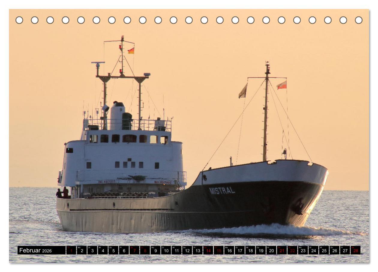 Beispielinhalt (Bild) Shipspotting Travemünde (Tischkalender 2026 DIN A5 quer), CALVENDO Monatskalender