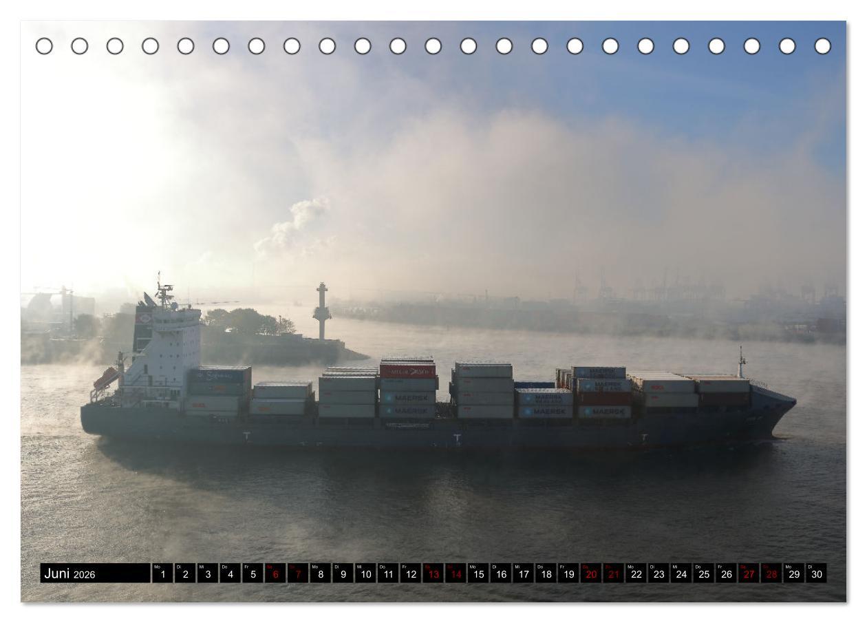 Beispielinhalt (Bild) Shipspotting Hamburg (Tischkalender 2026 DIN A5 quer), CALVENDO Monatskalender