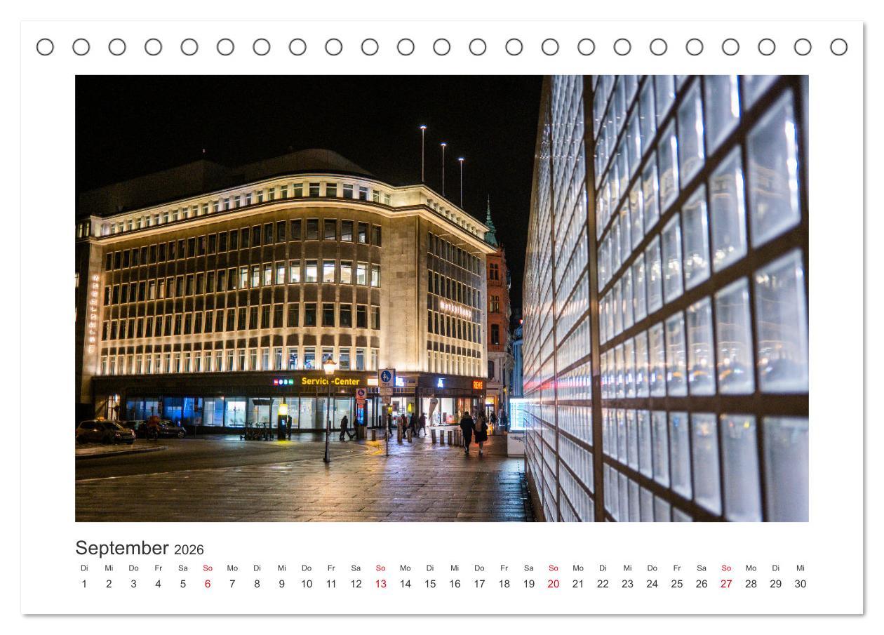 Beispielinhalt (Bild) Leipzig bei Nacht (Tischkalender 2026 DIN A5 quer), CALVENDO Monatskalender