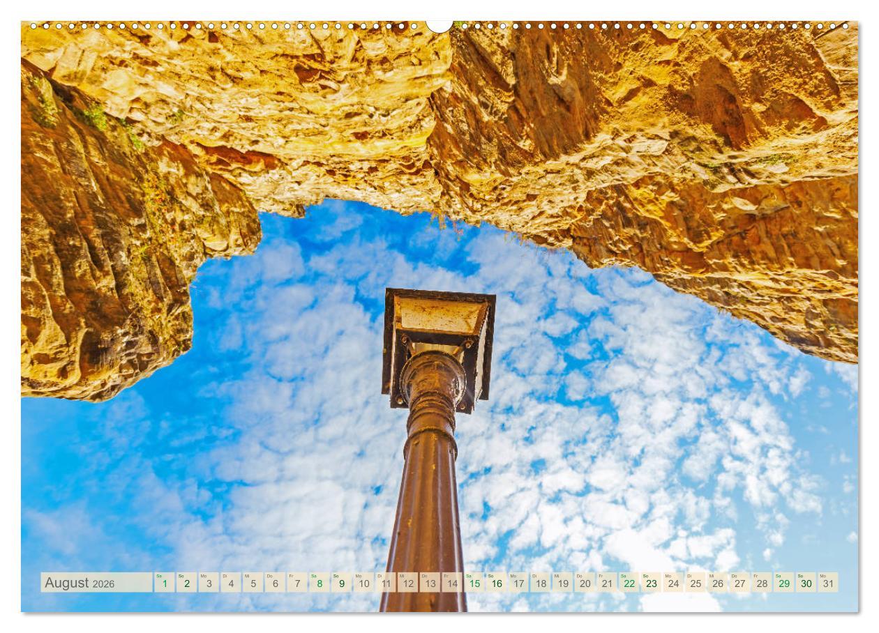 Beispielinhalt (Bild) Oben - Bilder aus der Froschperspektive (Wandkalender 2026 DIN A2 quer), CALVENDO Monatskalender