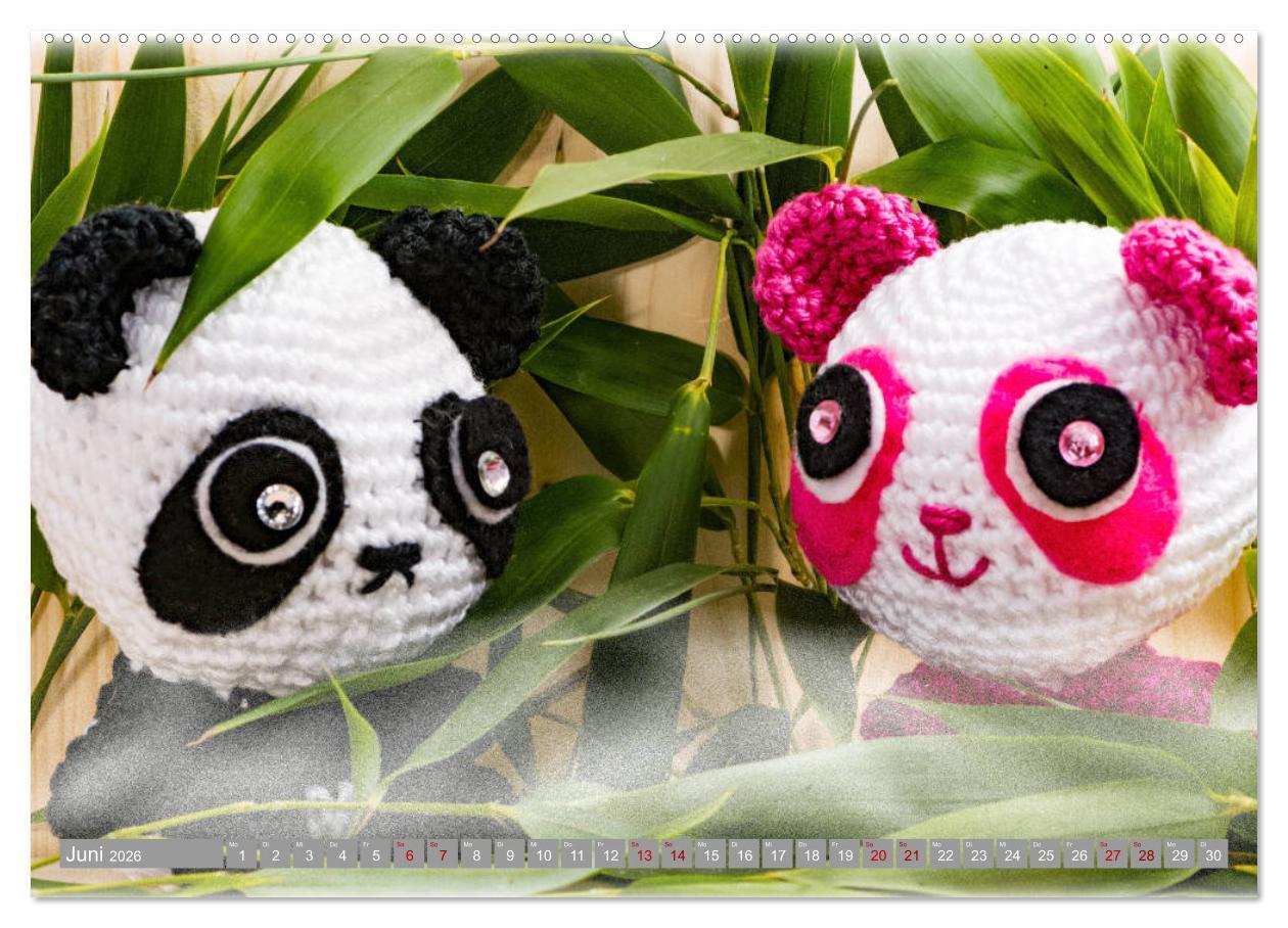 Beispielinhalt (Bild) Amigurumi - Die gehäkelte Welt (hochwertiger Premium Wandkalender 2026 DIN A2 quer), Kunstdruck in Hochglanz