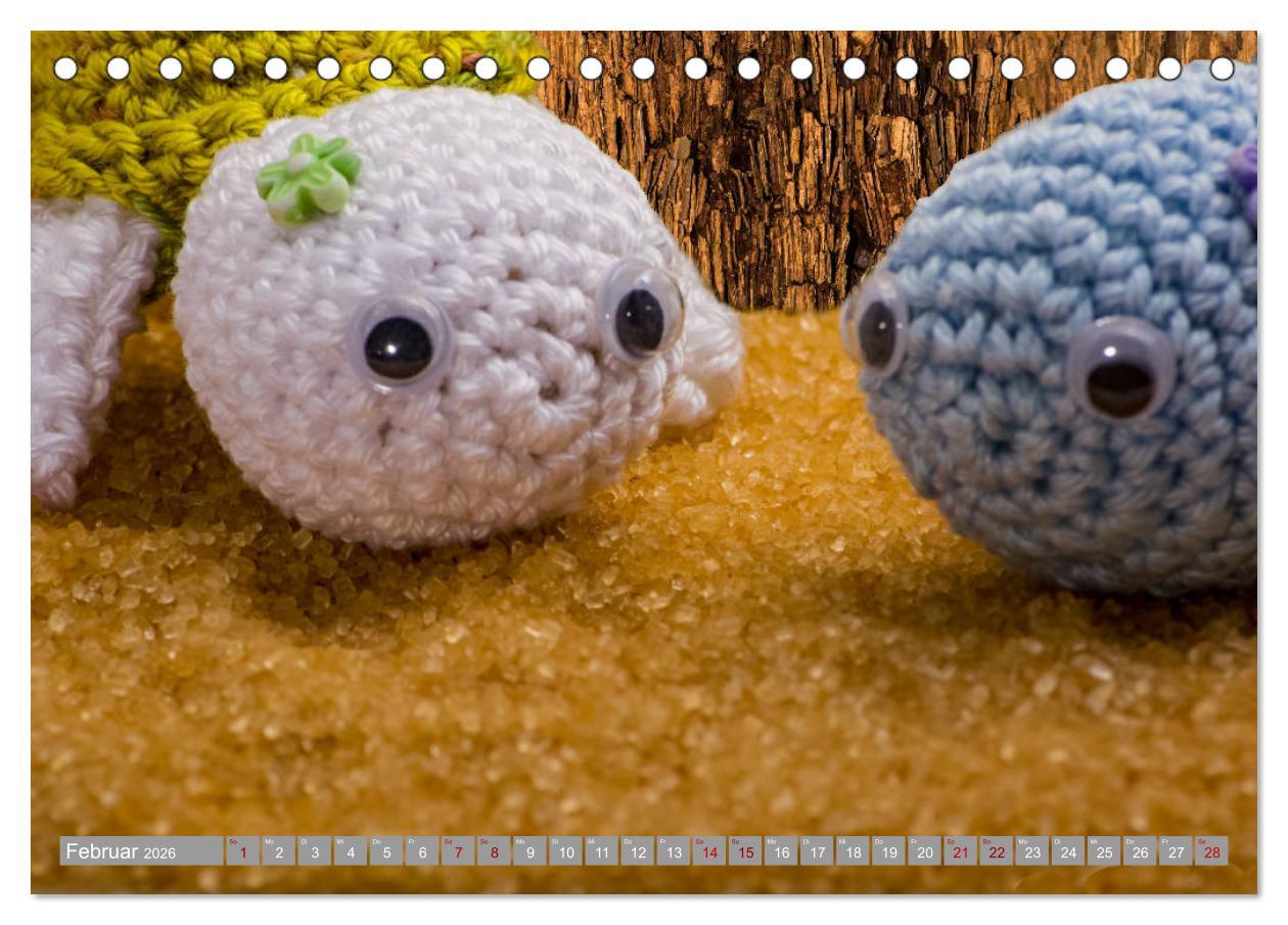 Beispielinhalt (Bild) Amigurumi - Die gehäkelte Welt (Tischkalender 2026 DIN A5 quer), CALVENDO Monatskalender