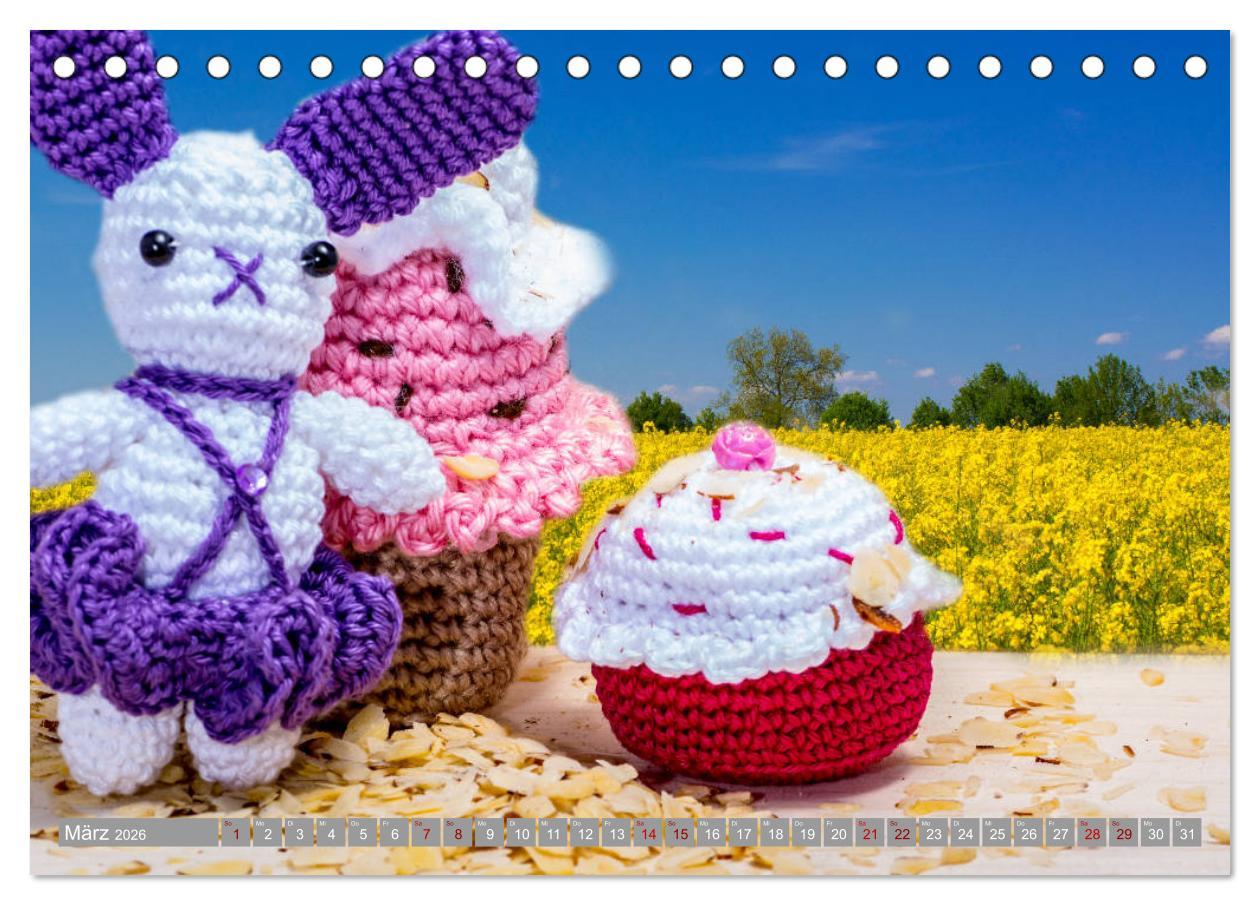 Beispielinhalt (Bild) Amigurumi - Die gehäkelte Welt (Tischkalender 2026 DIN A5 quer), CALVENDO Monatskalender