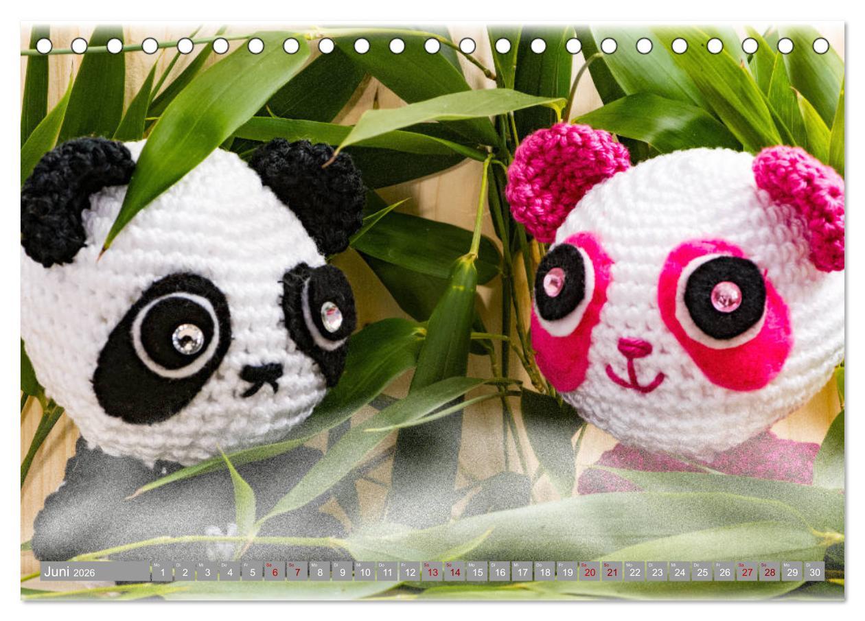 Beispielinhalt (Bild) Amigurumi - Die gehäkelte Welt (Tischkalender 2026 DIN A5 quer), CALVENDO Monatskalender