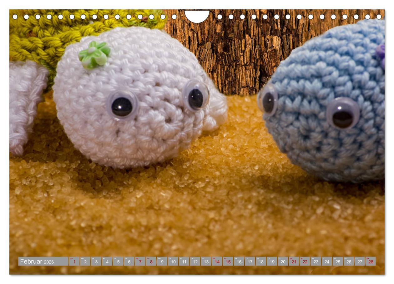 Beispielinhalt (Bild) Amigurumi - Die gehäkelte Welt (Wandkalender 2026 DIN A4 quer), CALVENDO Monatskalender