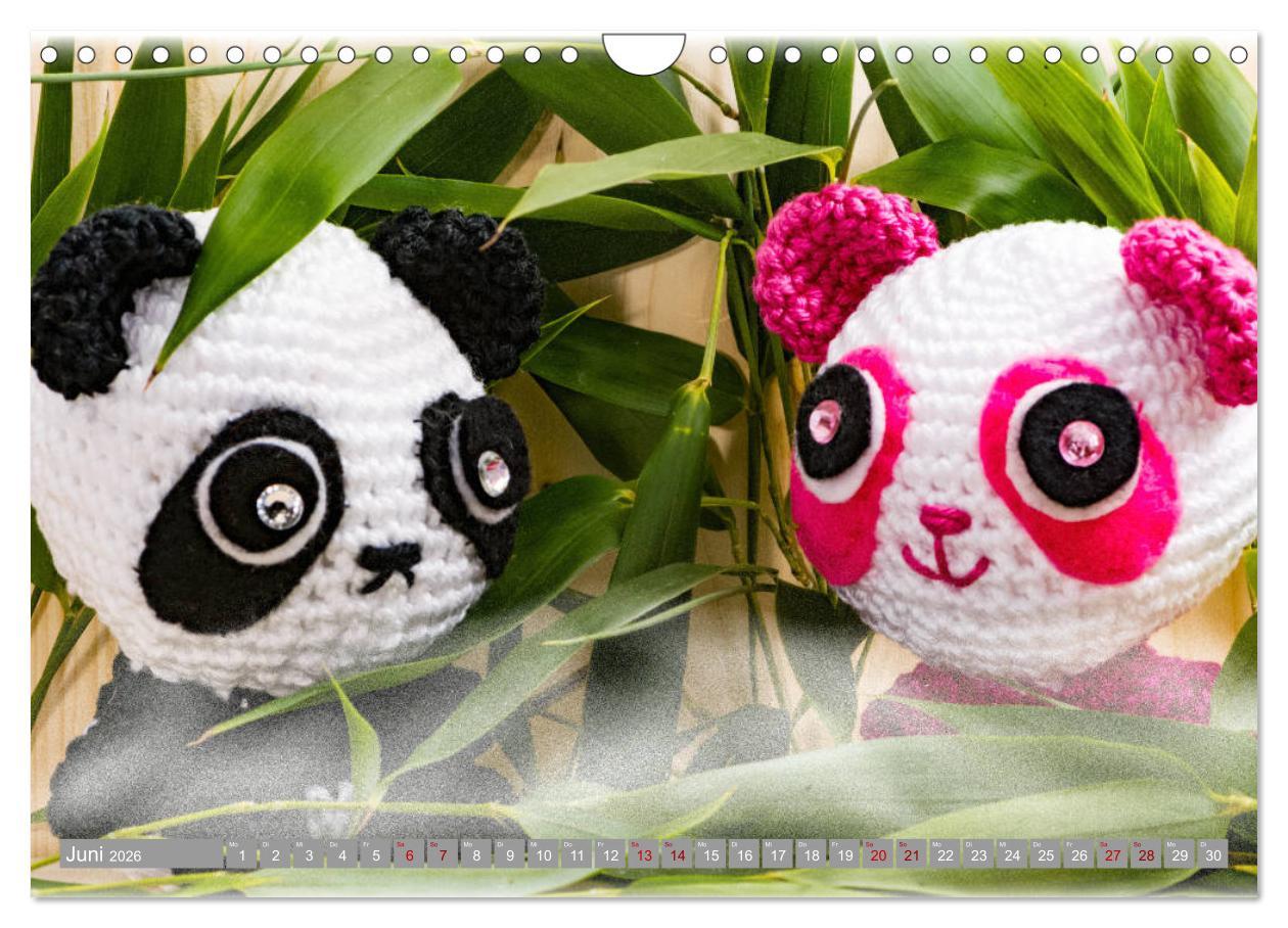 Beispielinhalt (Bild) Amigurumi - Die gehäkelte Welt (Wandkalender 2026 DIN A4 quer), CALVENDO Monatskalender