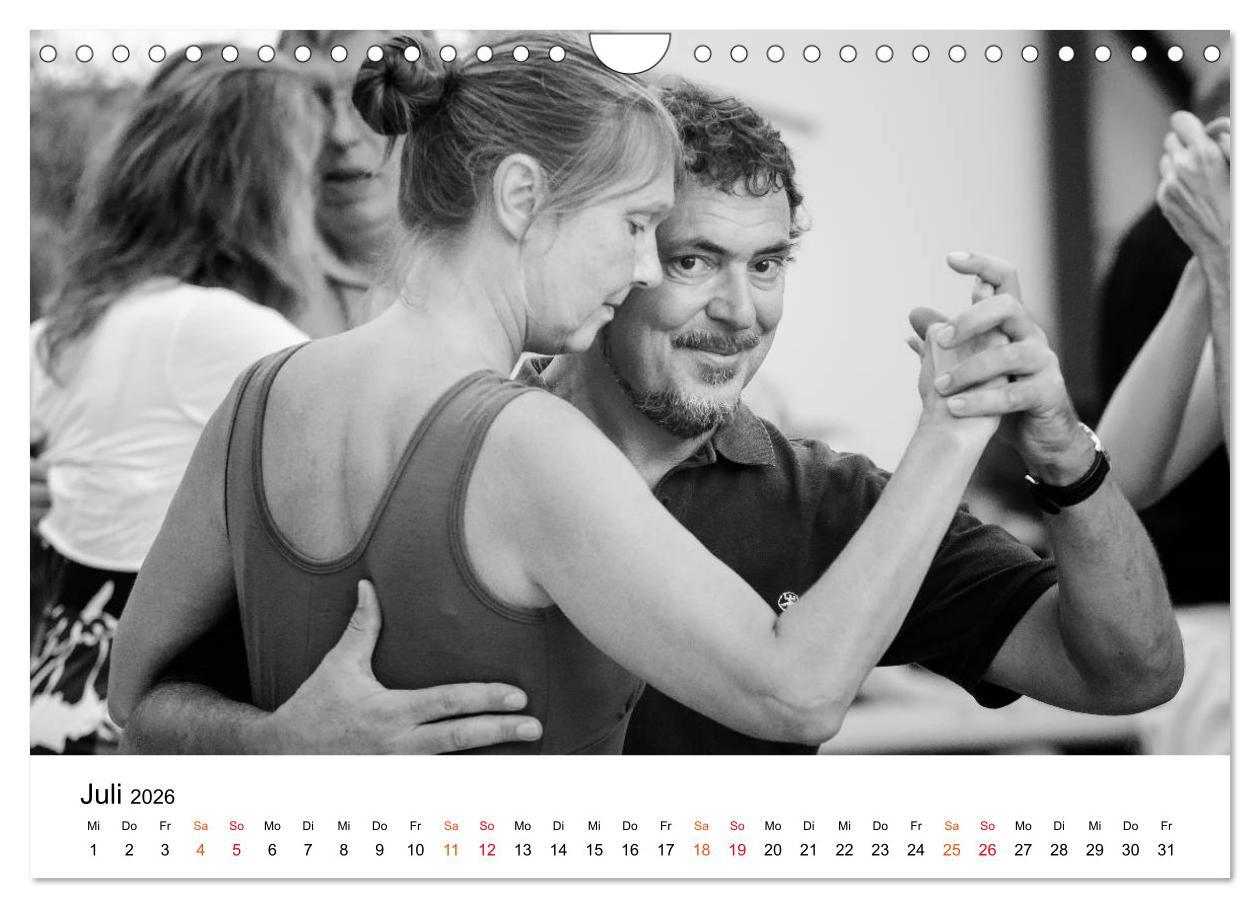 Beispielinhalt (Bild) Tango Argentino - Paare beim Tanz auf öffentlichen Plätzen (Wandkalender 2026 DIN A4 quer), CALVENDO Monatskalender