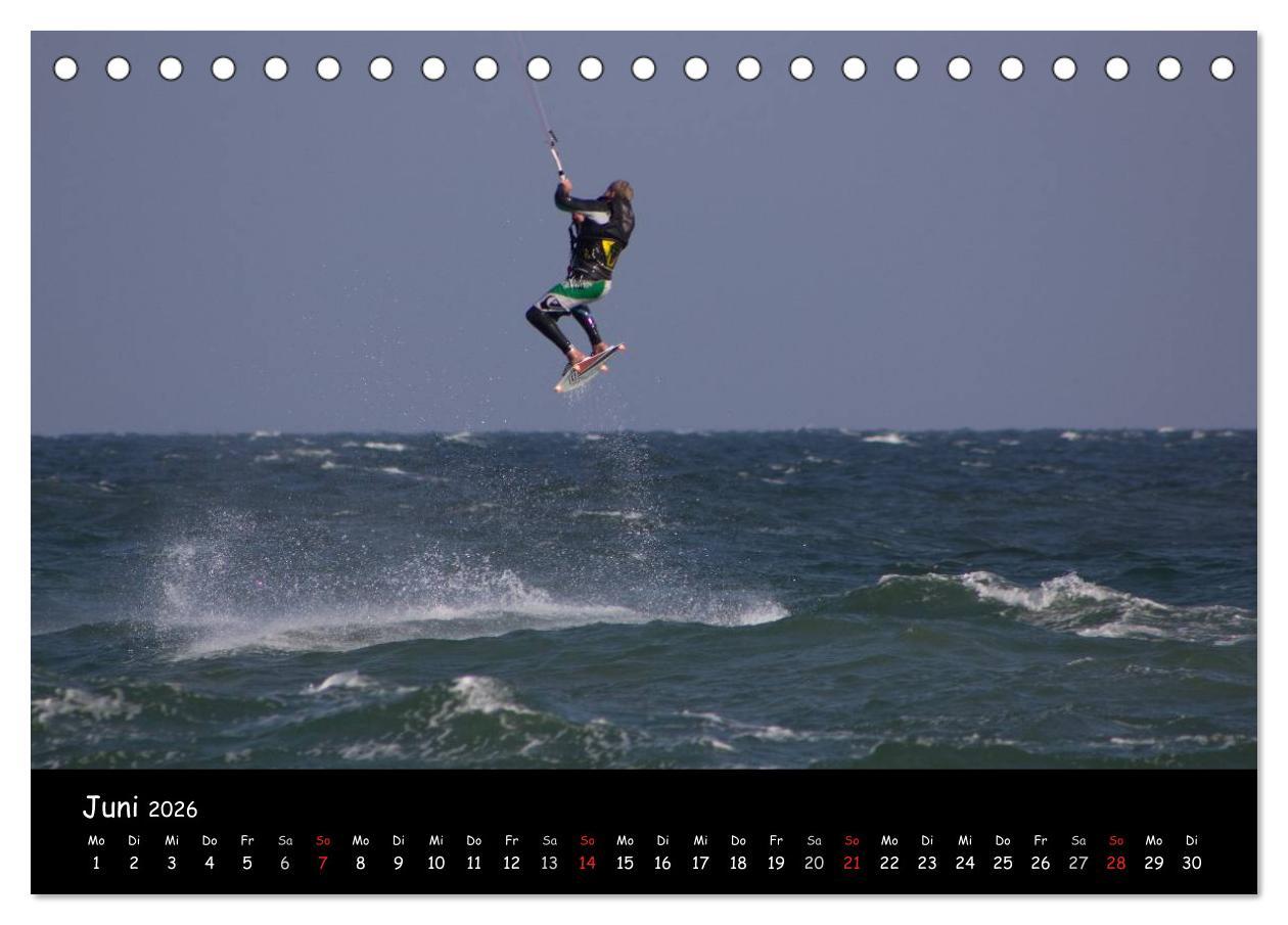 Beispielinhalt (Bild) Kitesurfen - Faszination auf dem Wasser (Tischkalender 2026 DIN A5 quer), CALVENDO Monatskalender