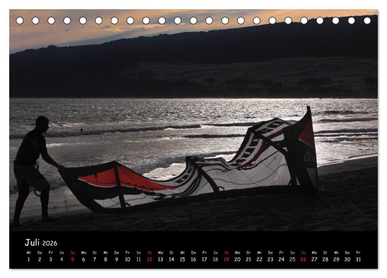 Beispielinhalt (Bild) Kitesurfen - Faszination auf dem Wasser (Tischkalender 2026 DIN A5 quer), CALVENDO Monatskalender