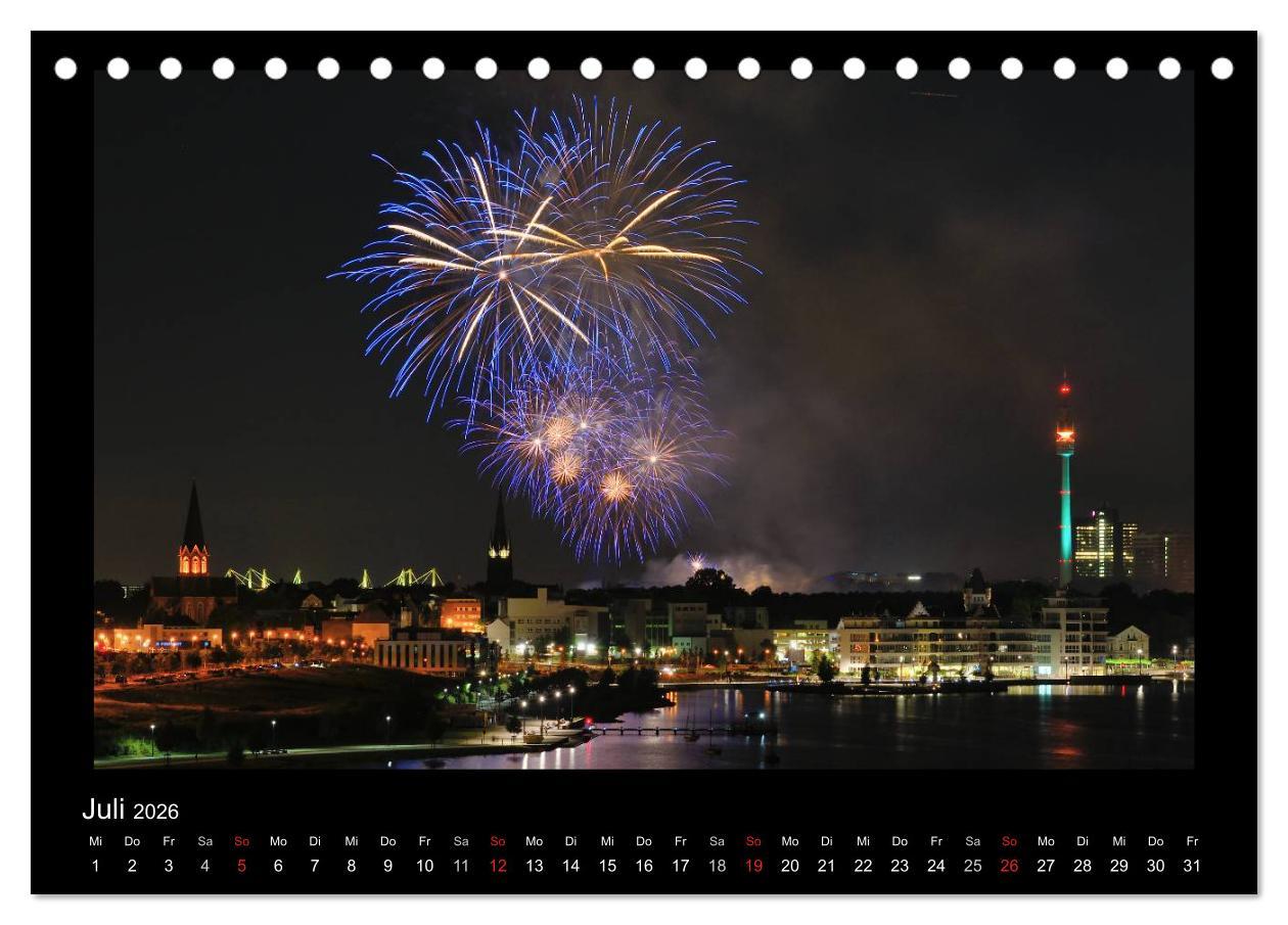 Beispielinhalt (Bild) Feuerwerks - Impressionen (Tischkalender 2026 DIN A5 quer), CALVENDO Monatskalender