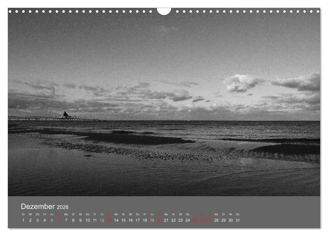 Beispielinhalt (Bild) Ostsee - von schwarz bis weiß (Wandkalender 2026 DIN A3 quer), CALVENDO Monatskalender