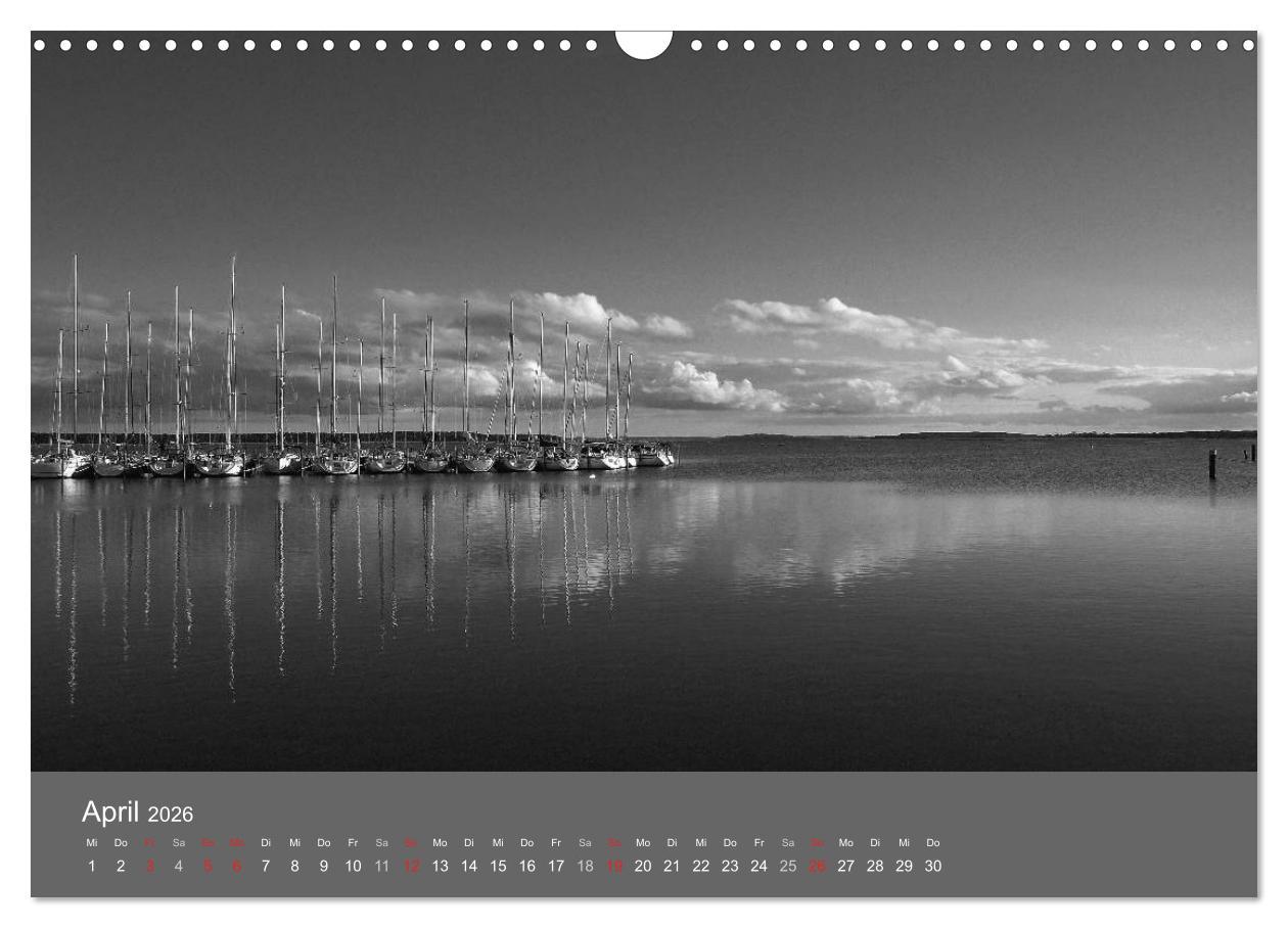 Beispielinhalt (Bild) Ostsee - von schwarz bis weiß (Wandkalender 2026 DIN A3 quer), CALVENDO Monatskalender
