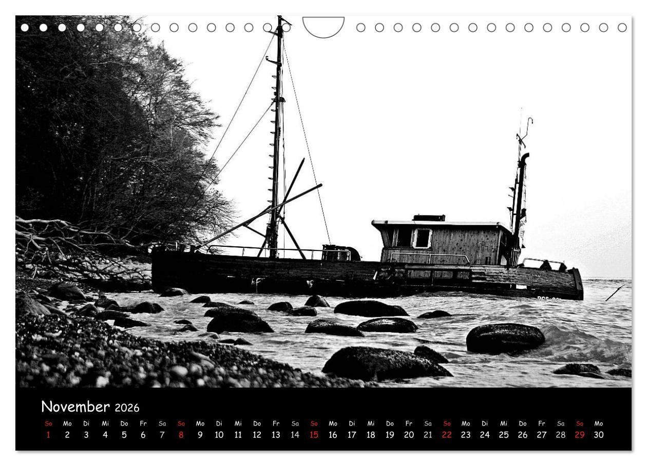 Beispielinhalt (Bild) Rügen in schwarz-weiß (Wandkalender 2026 DIN A4 quer), CALVENDO Monatskalender