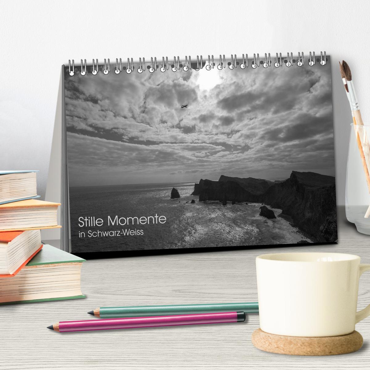 Beispielinhalt (Bild) Stille Momente in Schwarz-Weiss (Tischkalender 2026 DIN A5 quer), CALVENDO Monatskalender
