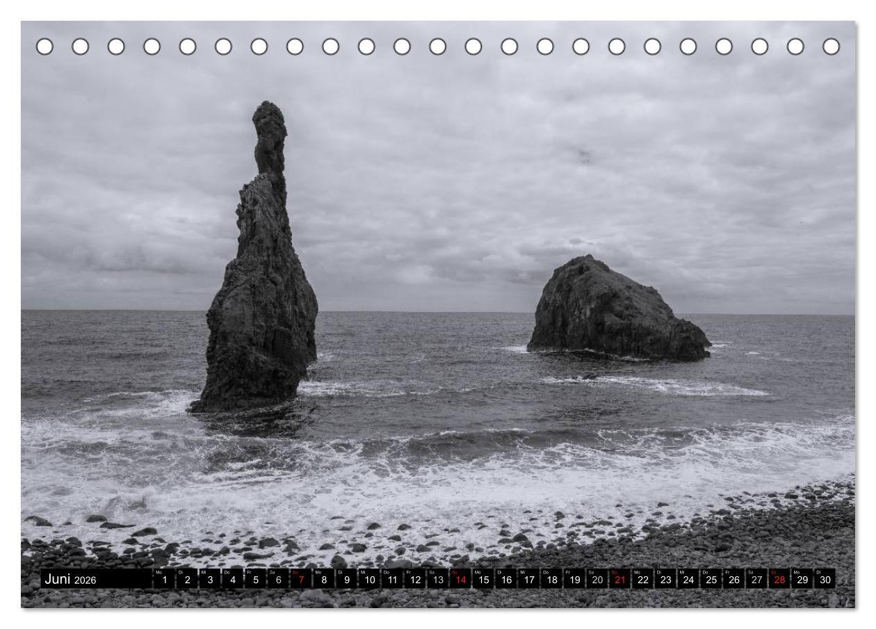 Beispielinhalt (Bild) Stille Momente in Schwarz-Weiss (Tischkalender 2026 DIN A5 quer), CALVENDO Monatskalender