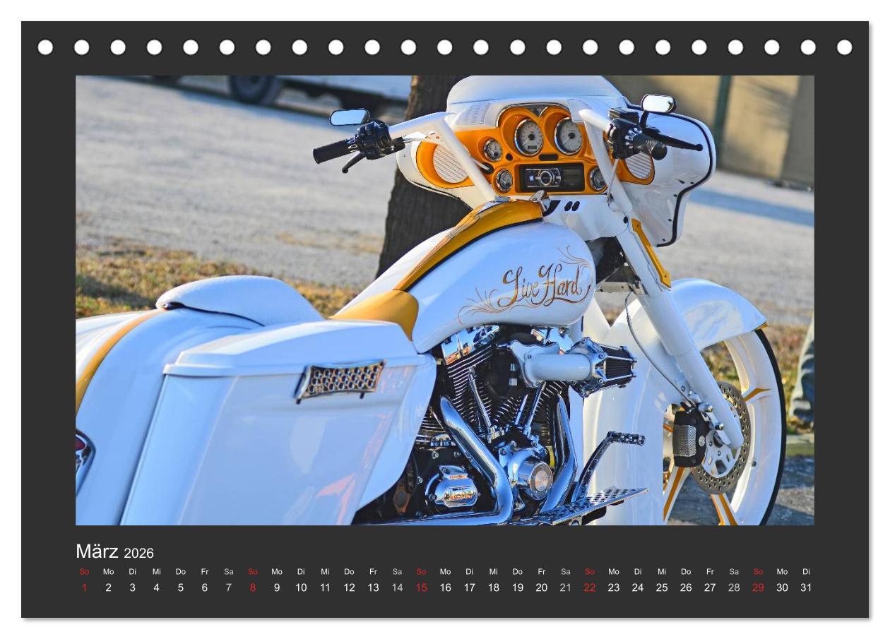 Beispielinhalt (Bild) BEST OF HARLEY-DAVIDSON BAGGER-STYLE (Tischkalender 2026 DIN A5 quer), CALVENDO Monatskalender