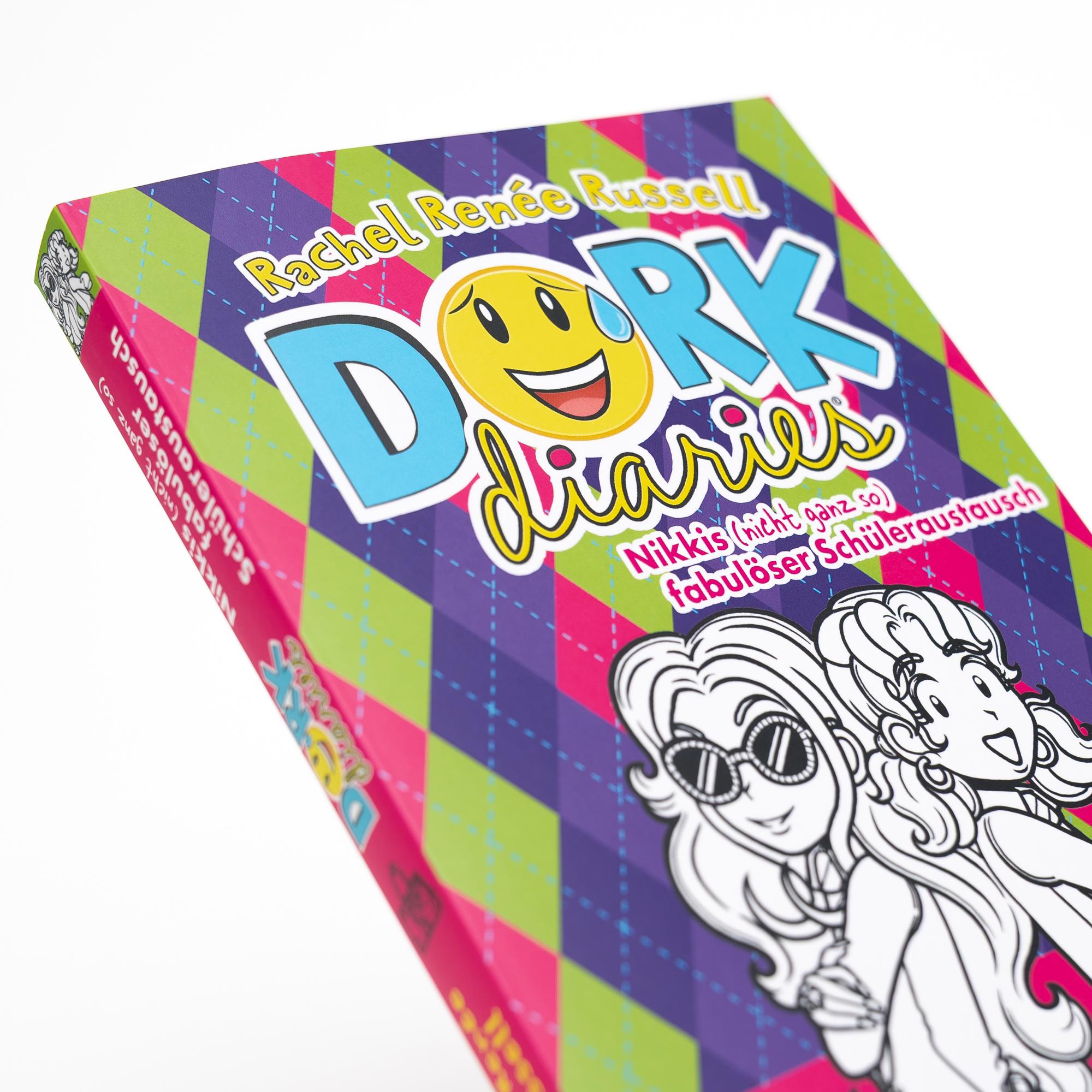 Beispielinhalt (Bild) DORK Diaries, Band 11: Nikkis (nicht ganz so) fabulöser Schüleraustausch