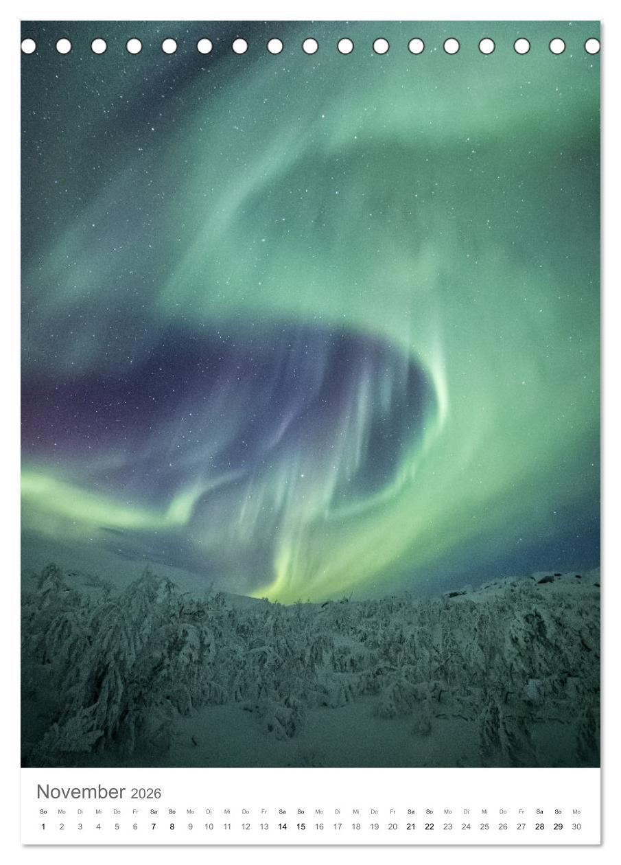 Beispielinhalt (Bild) Nordlichter - Farbenspiel der Nacht (Tischkalender 2026 DIN A5 hoch), CALVENDO Monatskalender
