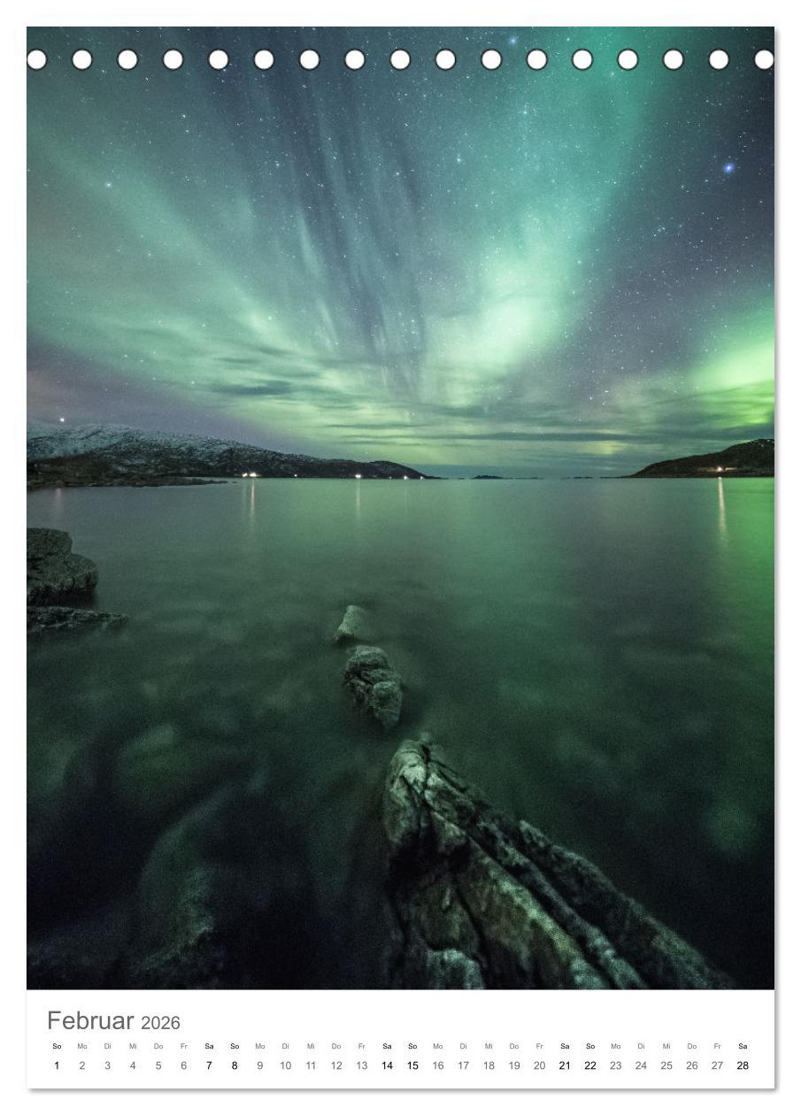 Beispielinhalt (Bild) Nordlichter - Farbenspiel der Nacht (Tischkalender 2026 DIN A5 hoch), CALVENDO Monatskalender