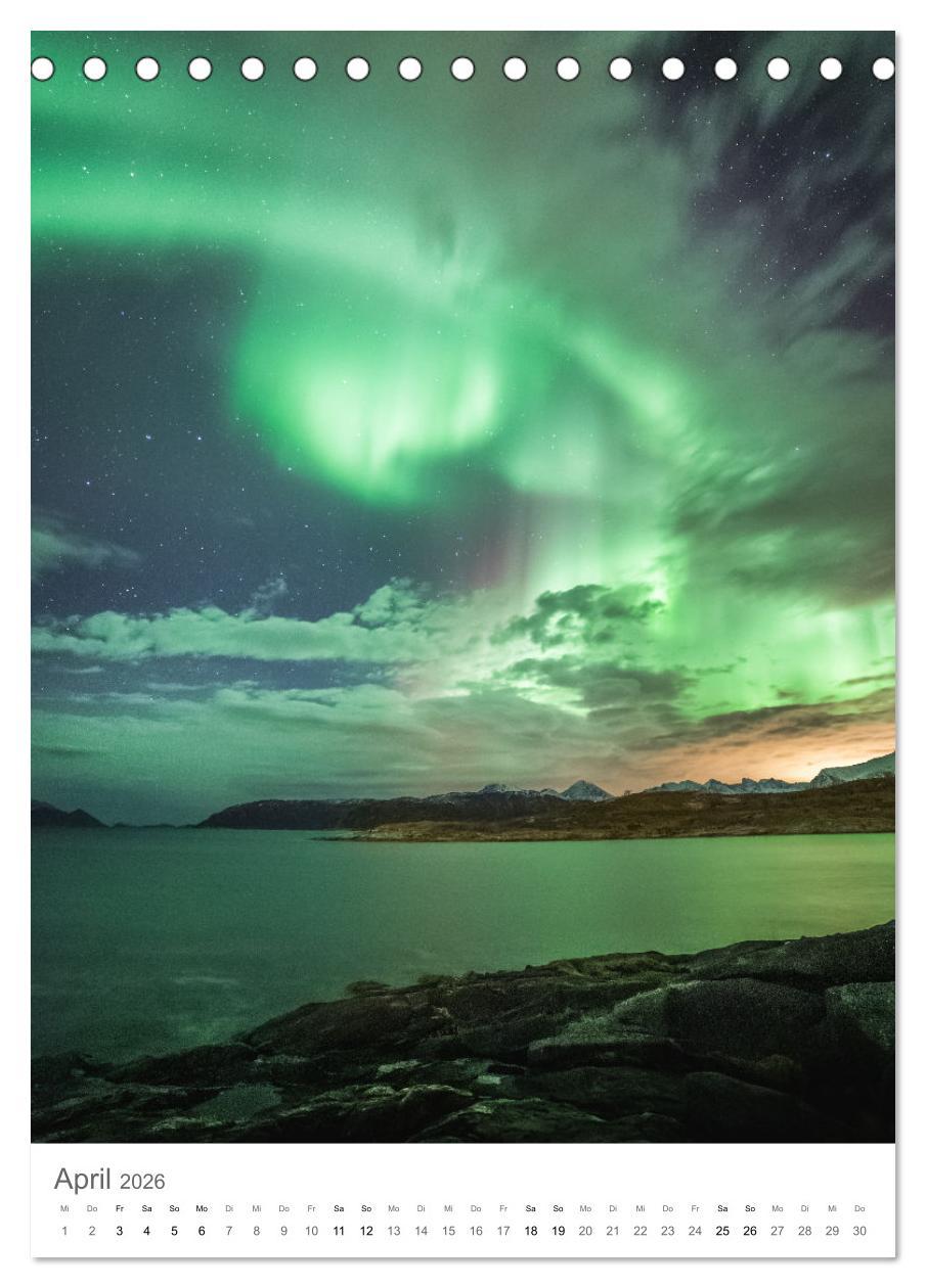 Beispielinhalt (Bild) Nordlichter - Farbenspiel der Nacht (Tischkalender 2026 DIN A5 hoch), CALVENDO Monatskalender