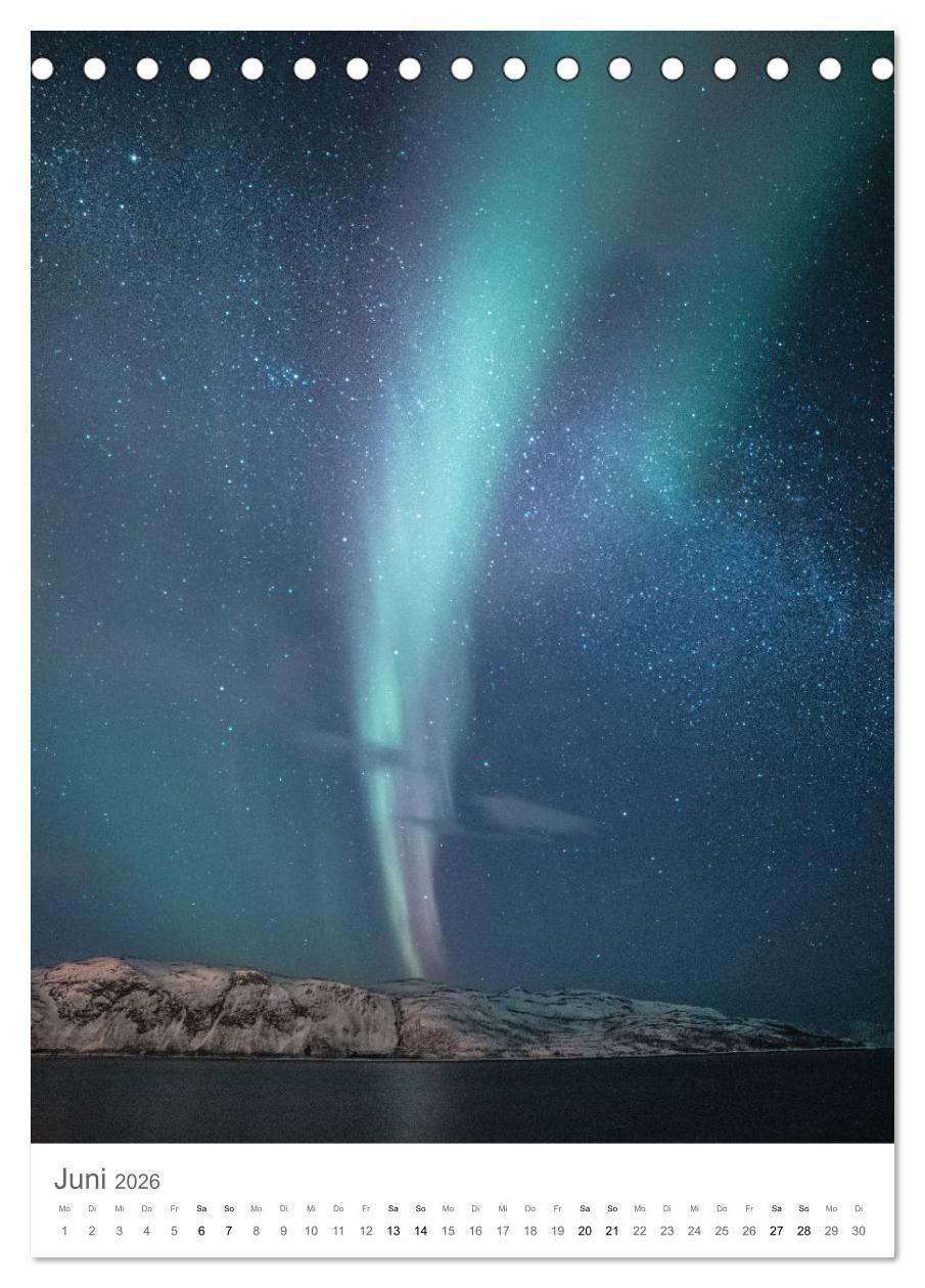 Beispielinhalt (Bild) Nordlichter - Farbenspiel der Nacht (Tischkalender 2026 DIN A5 hoch), CALVENDO Monatskalender