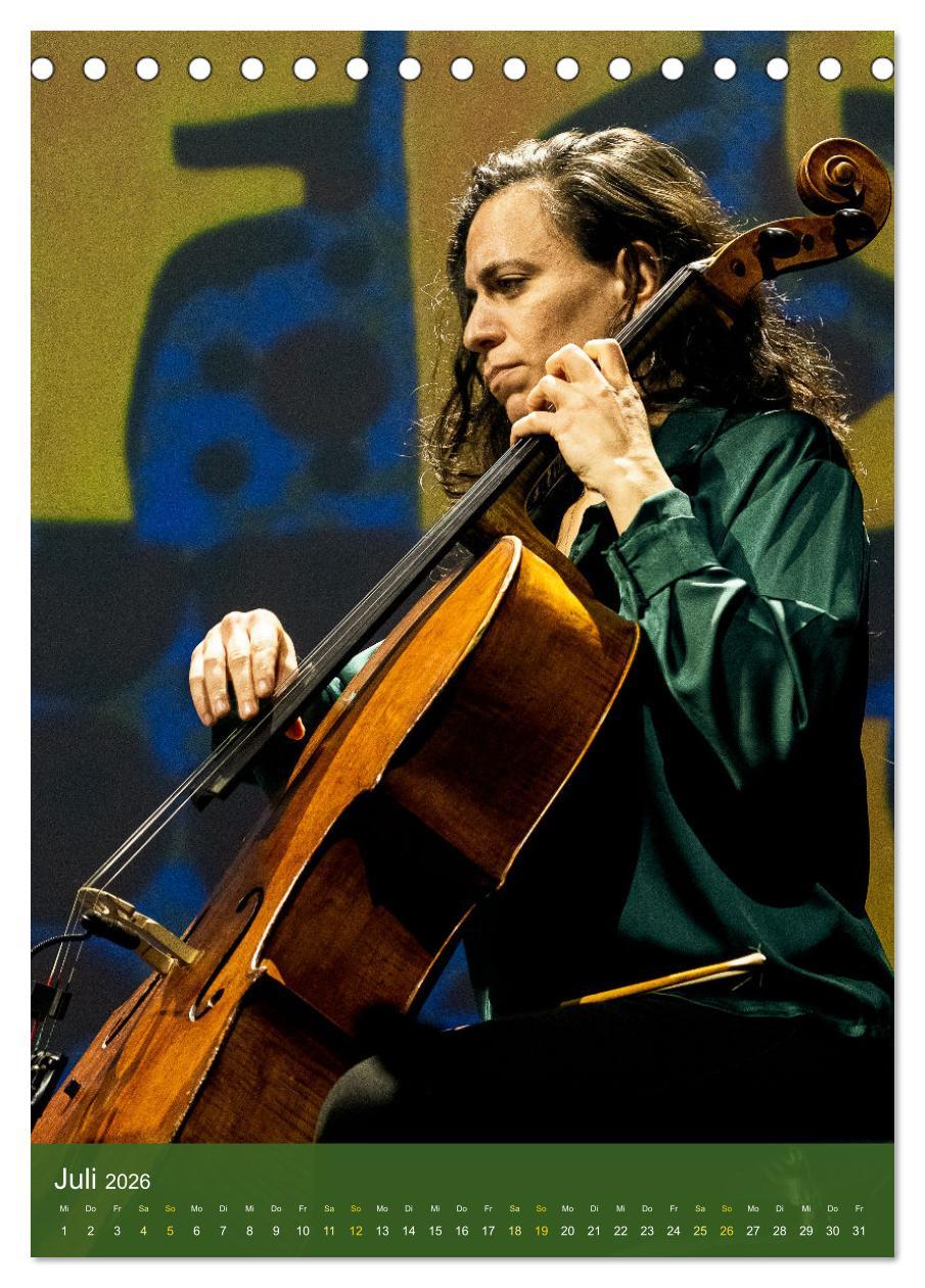 Beispielinhalt (Bild) Women singing and playing Jazz (Tischkalender 2026 DIN A5 hoch), CALVENDO Monatskalender