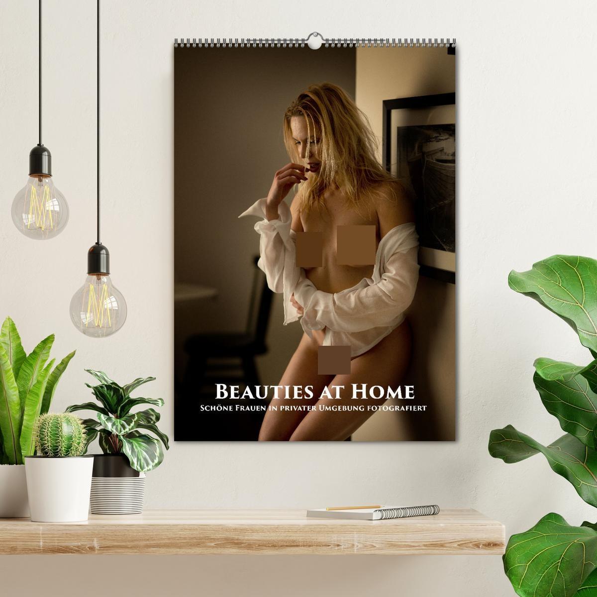Beispielinhalt (Bild) Beauties at Home (Wandkalender 2026 DIN A2 hoch), CALVENDO Monatskalender