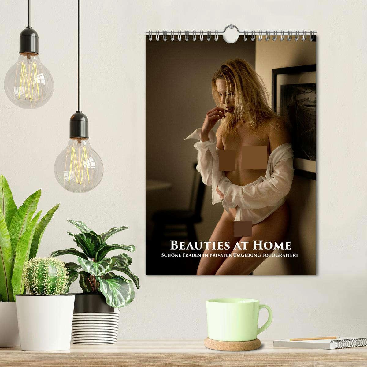 Beispielinhalt (Bild) Beauties at Home (Wandkalender 2026 DIN A4 hoch), CALVENDO Monatskalender