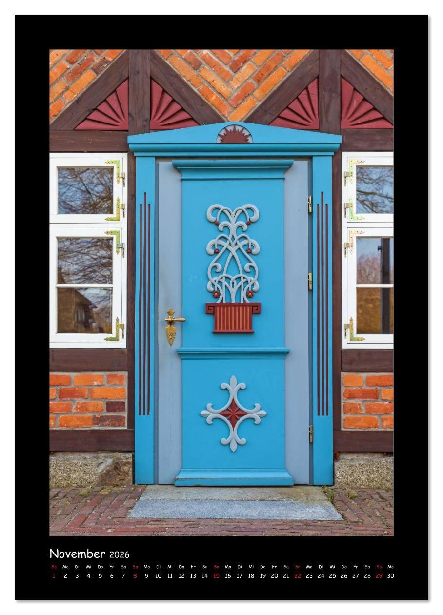 Beispielinhalt (Bild) Türen - Meisterwerke aus Fischland, Darß und Zingst (Wandkalender 2026 DIN A3 hoch), CALVENDO Monatskalender