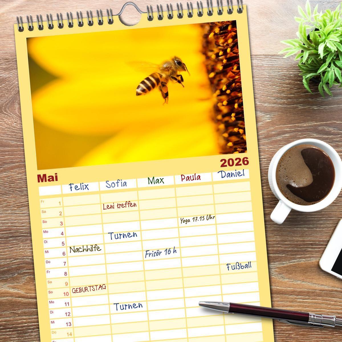 Beispielinhalt (Bild) Familienplaner 2026 - Bienen - Die fleißigen Tierchen die den Honig herstellen. mit 5 Spalten (Wandkalender, 21 x 45 cm) CALVENDO