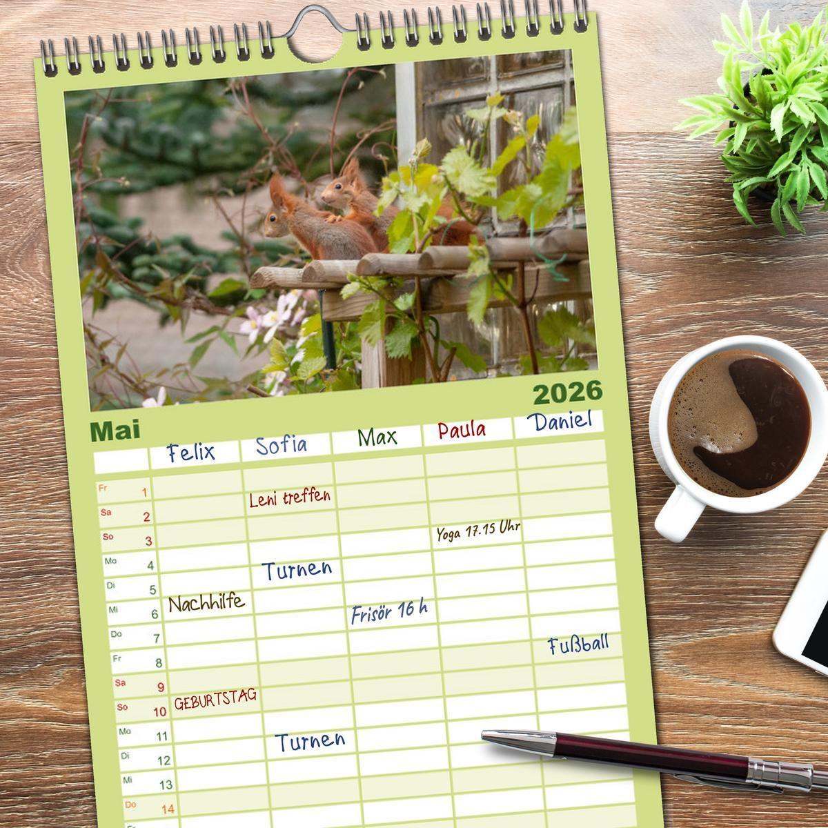 Beispielinhalt (Bild) Familienplaner 2026 - Spaß mit Eichhörnchen-Kindern mit 5 Spalten (Wandkalender, 21 x 45 cm) CALVENDO
