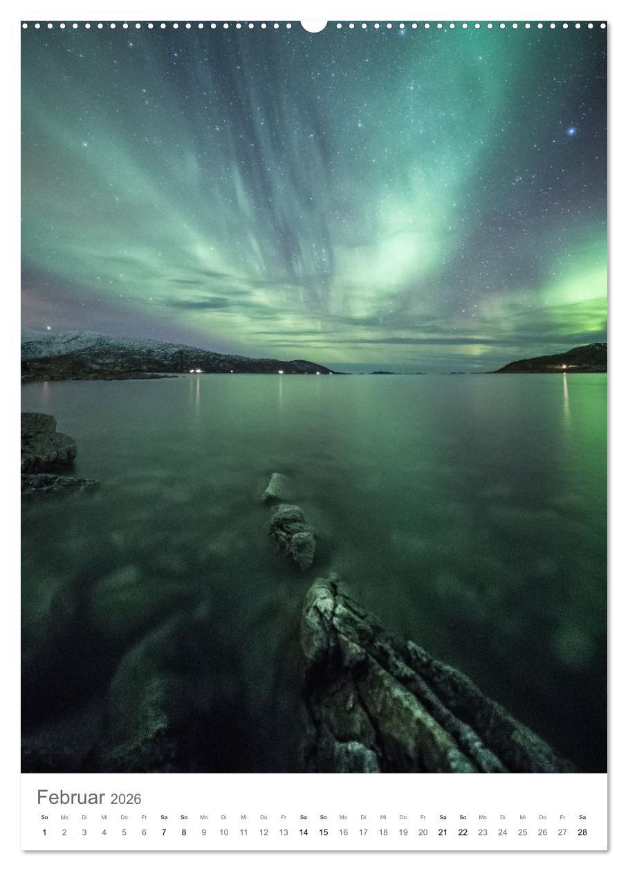 Beispielinhalt (Bild) Nordlichter - Farbenspiel der Nacht (Wandkalender 2026 DIN A2 hoch), CALVENDO Monatskalender
