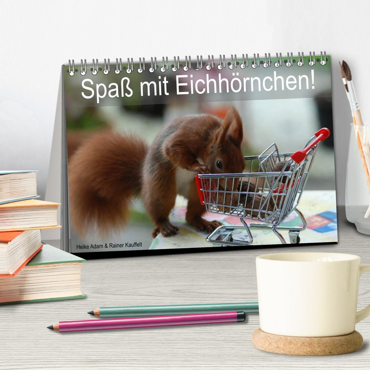 Beispielinhalt (Bild) Spaß mit Eichhörnchen! (Tischkalender 2026 DIN A5 quer), CALVENDO Monatskalender