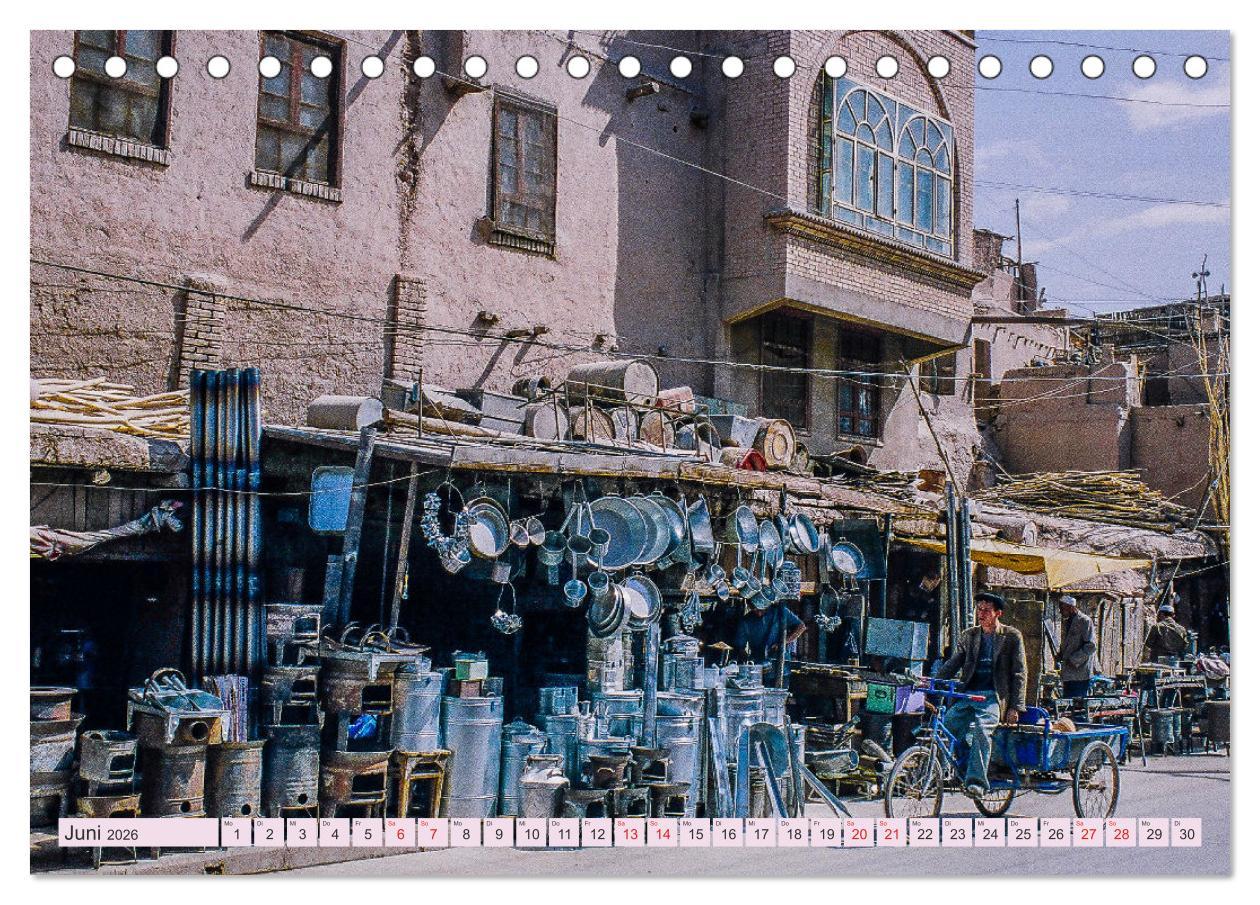 Beispielinhalt (Bild) Seidenstraße - Khiva bis Lanzhou (Tischkalender 2026 DIN A5 quer), CALVENDO Monatskalender