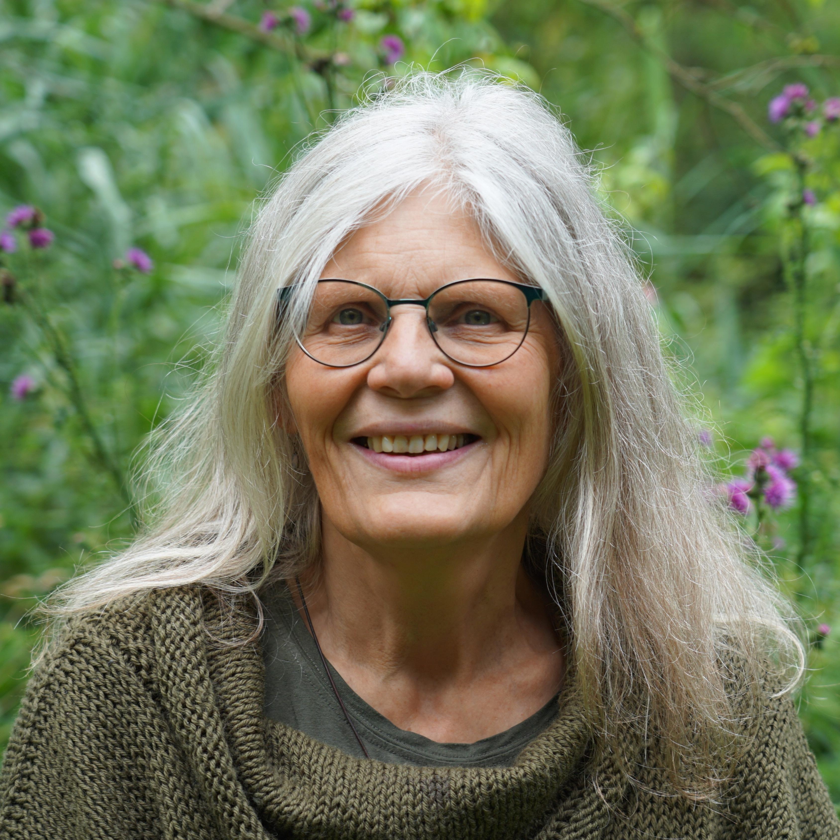 Autorenbild CARMENCITA - Im Land des Vergessens - Eine Sternenfrau und eine Erdenfrau erzählen ihre gemeinsame Geschichte.