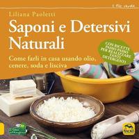 Vorderes Coverbild Saponi e detersivi naturali. Come farli in casa usando olio, cenere, soda e lisciva. Con ricette passo passo per realizzare tanti detergenti