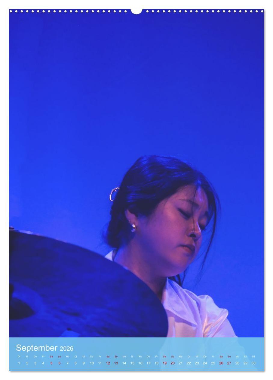 Beispielinhalt (Bild) Jazz - Zwischen den Tönen (hochwertiger Premium Wandkalender 2026 DIN A2 hoch), Kunstdruck in Hochglanz