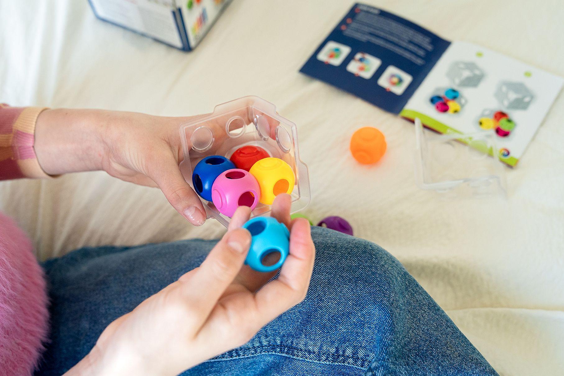 Beispielinhalt (Bild) Caged Marbles