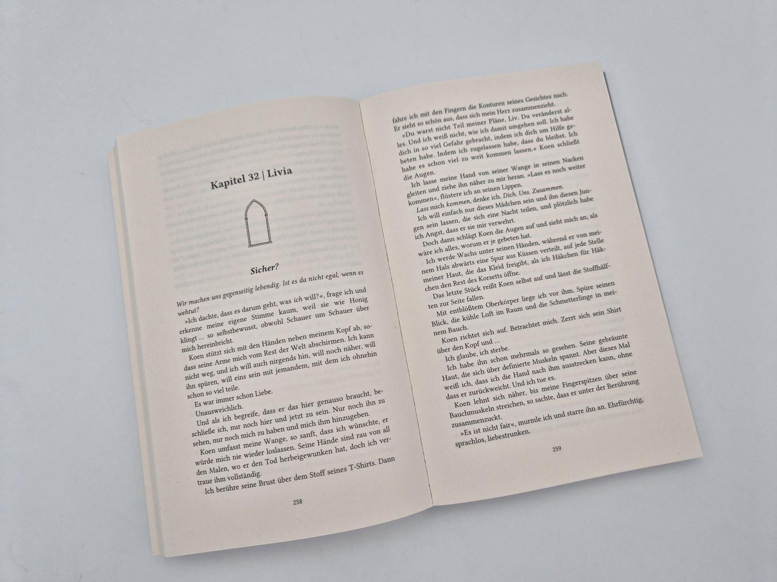 Beispielinhalt (Bild) A Legacy of Silk and Blood