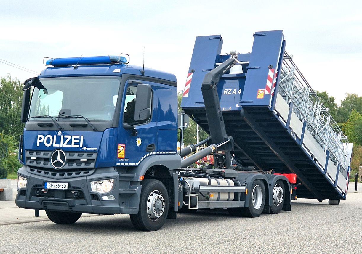 Beispielinhalt (Bild) Polizeifahrzeuge Mercedes-Benz