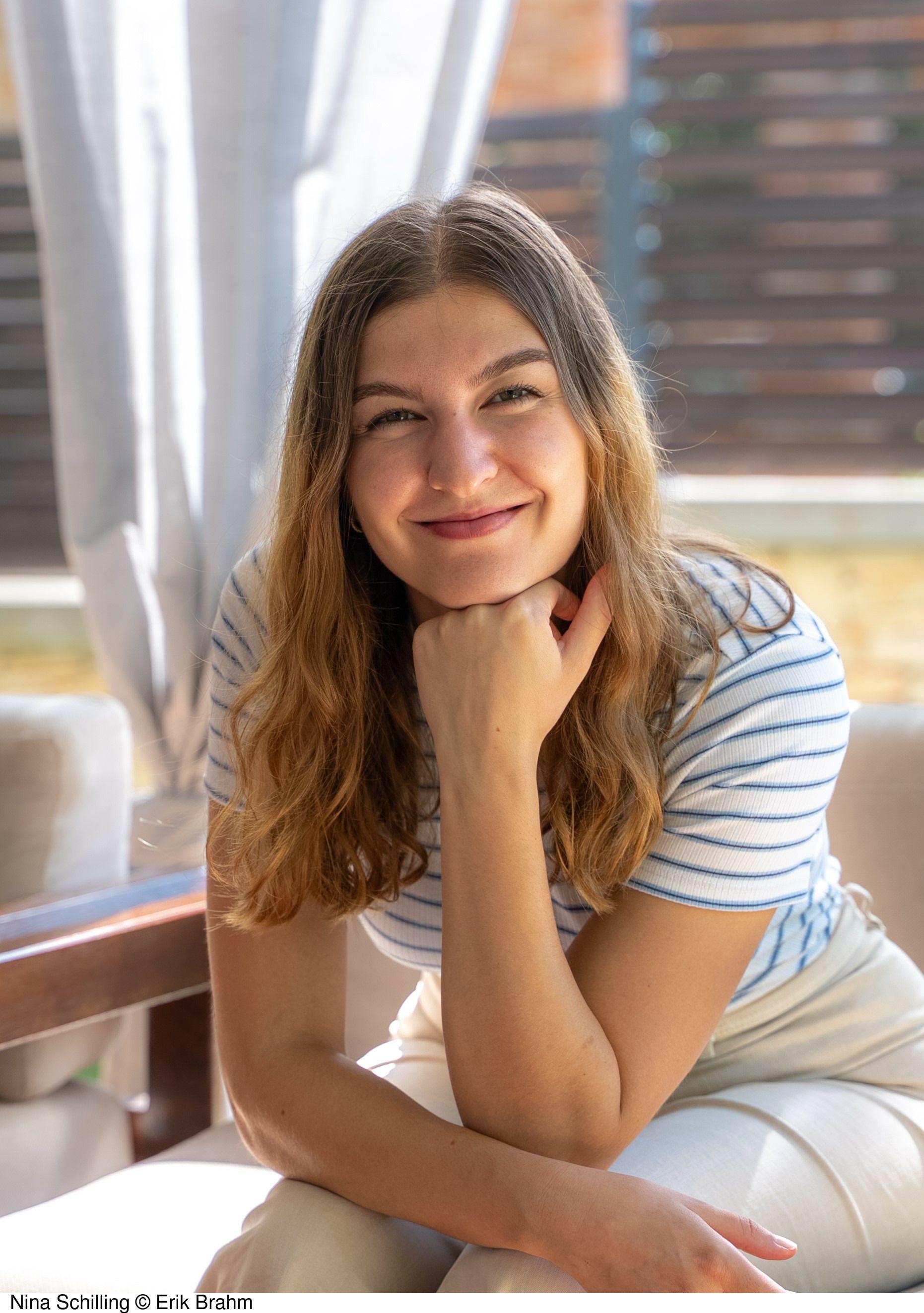 Autorenbild And Midnight Fades to Dawn