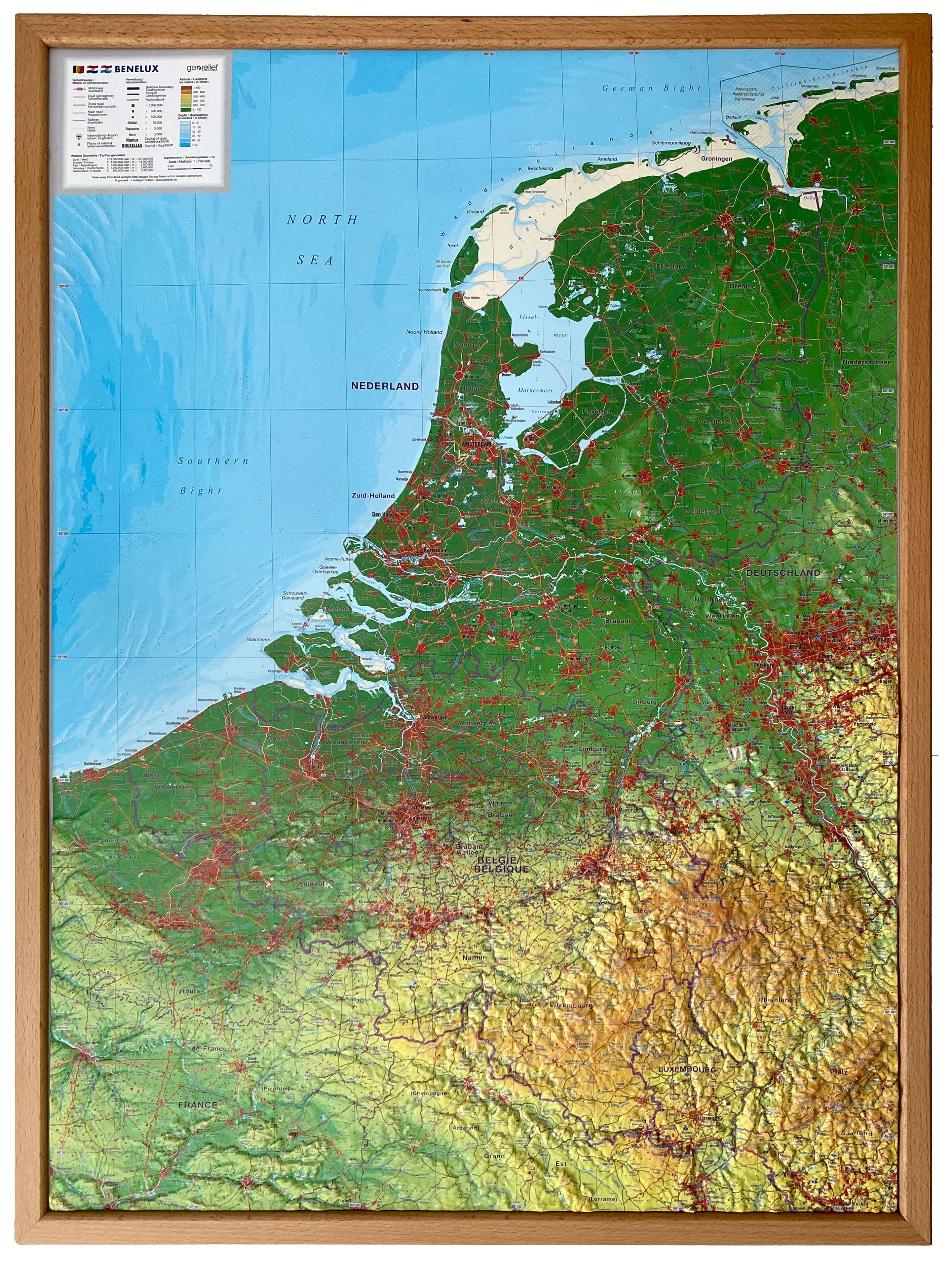 Vorderes Coverbild Relief Belelux 1:700.000 mit Naturholzrahmen