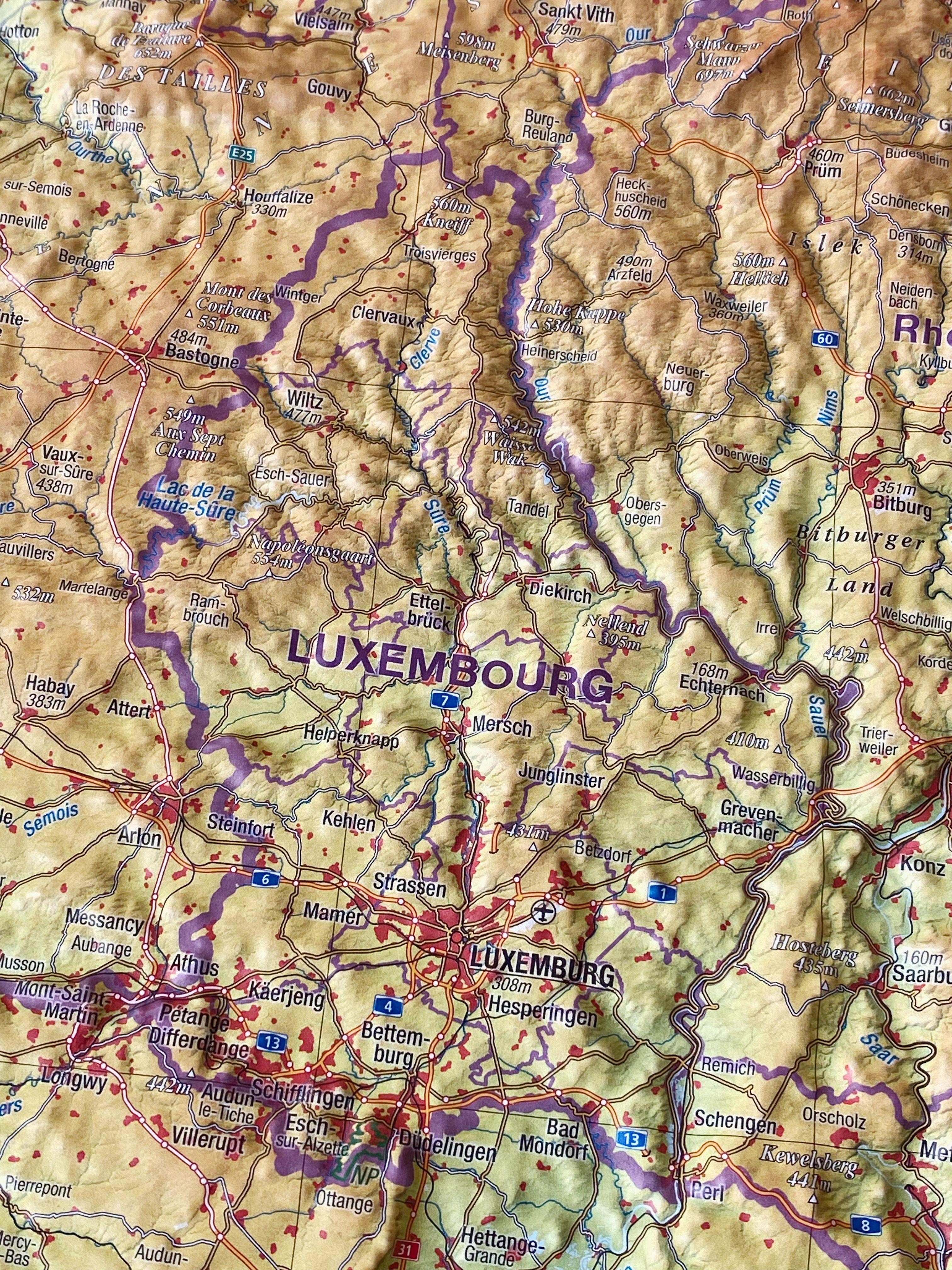 Beispielinhalt (Bild) Relief Belelux 1:700.000 mit Aluminiumrahmen